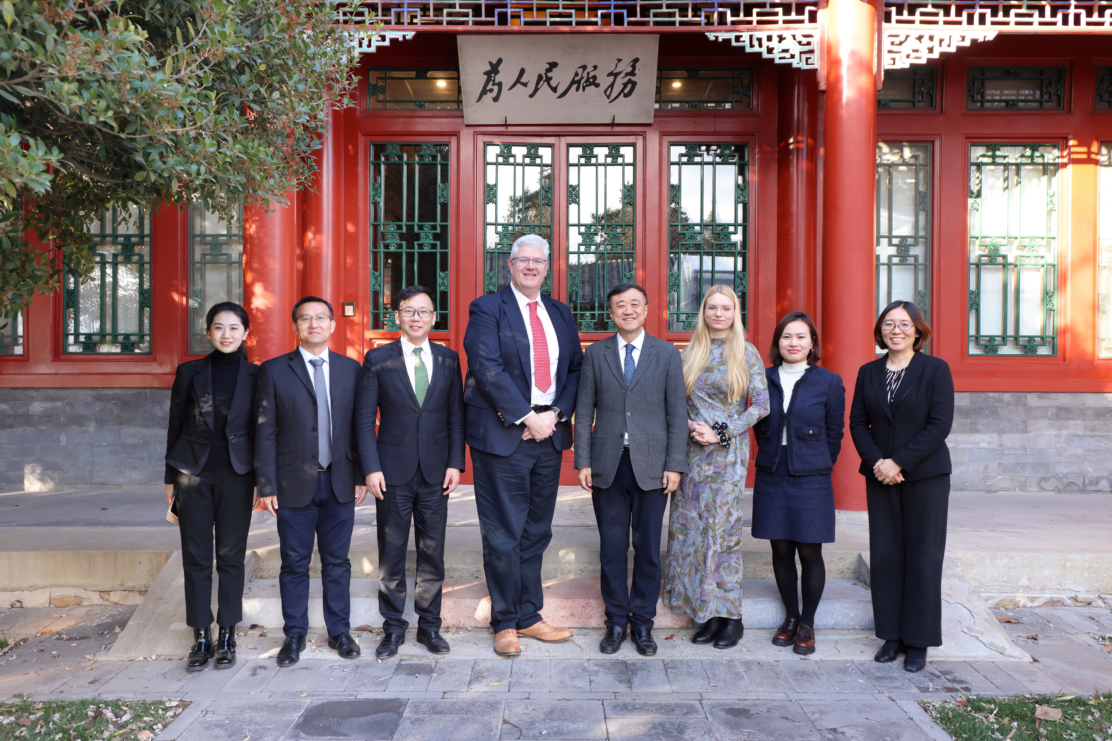 20241127-英国巴斯大学副校长史蒂夫·布拉默一行访问乐竞首页-与会人员合影-无.jpg