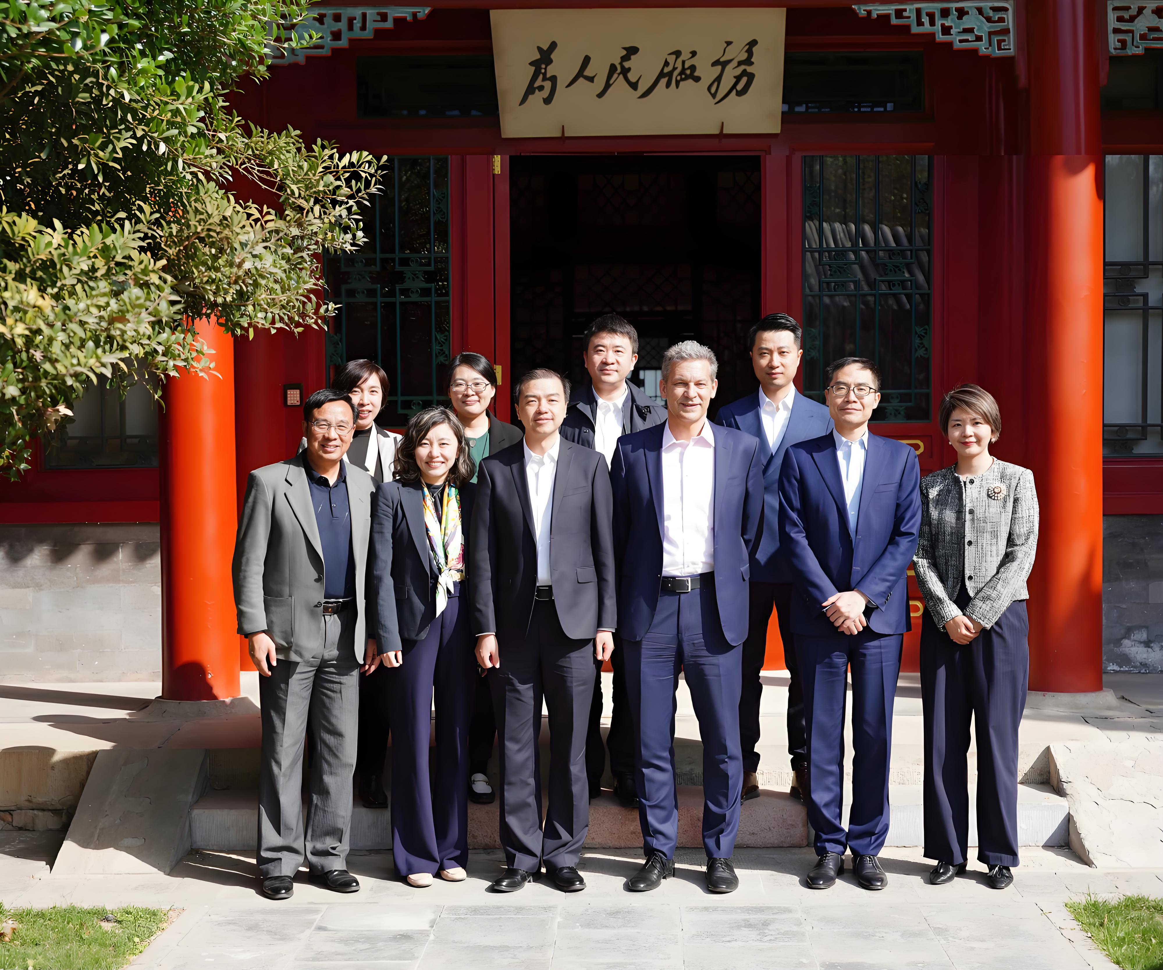 20250403-索诺瓦集团首席执行官一行到访乐竞首页-孙力扬-向波涛(前排左三)与安特·凯多斯基(前排右三)及双方团队合影.jpg