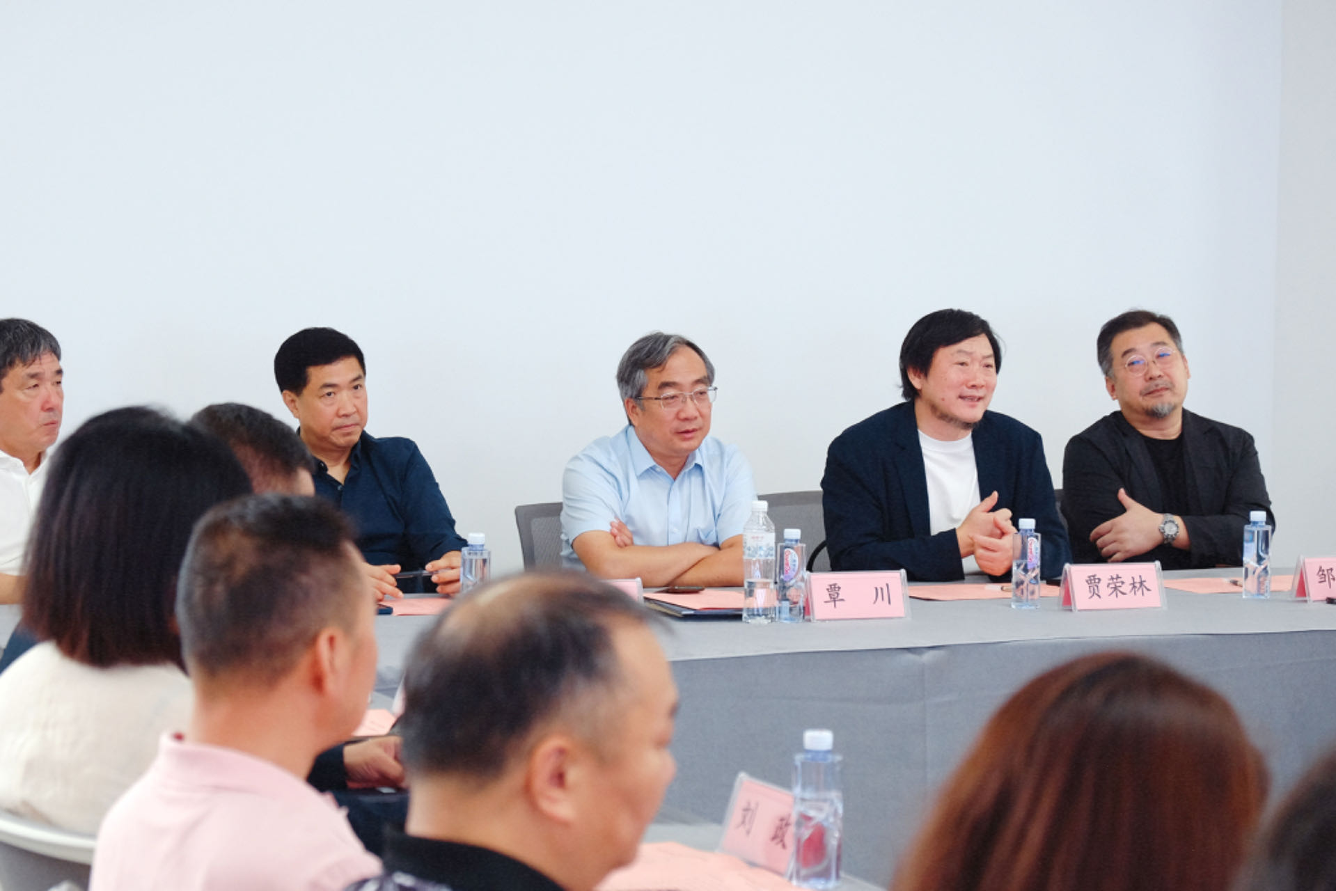 20240911-乐竞首页美术学院《专业考察》课程开设30周年专题研讨会举行-研讨会现场专家学者探讨交流-胡思凡.jpg