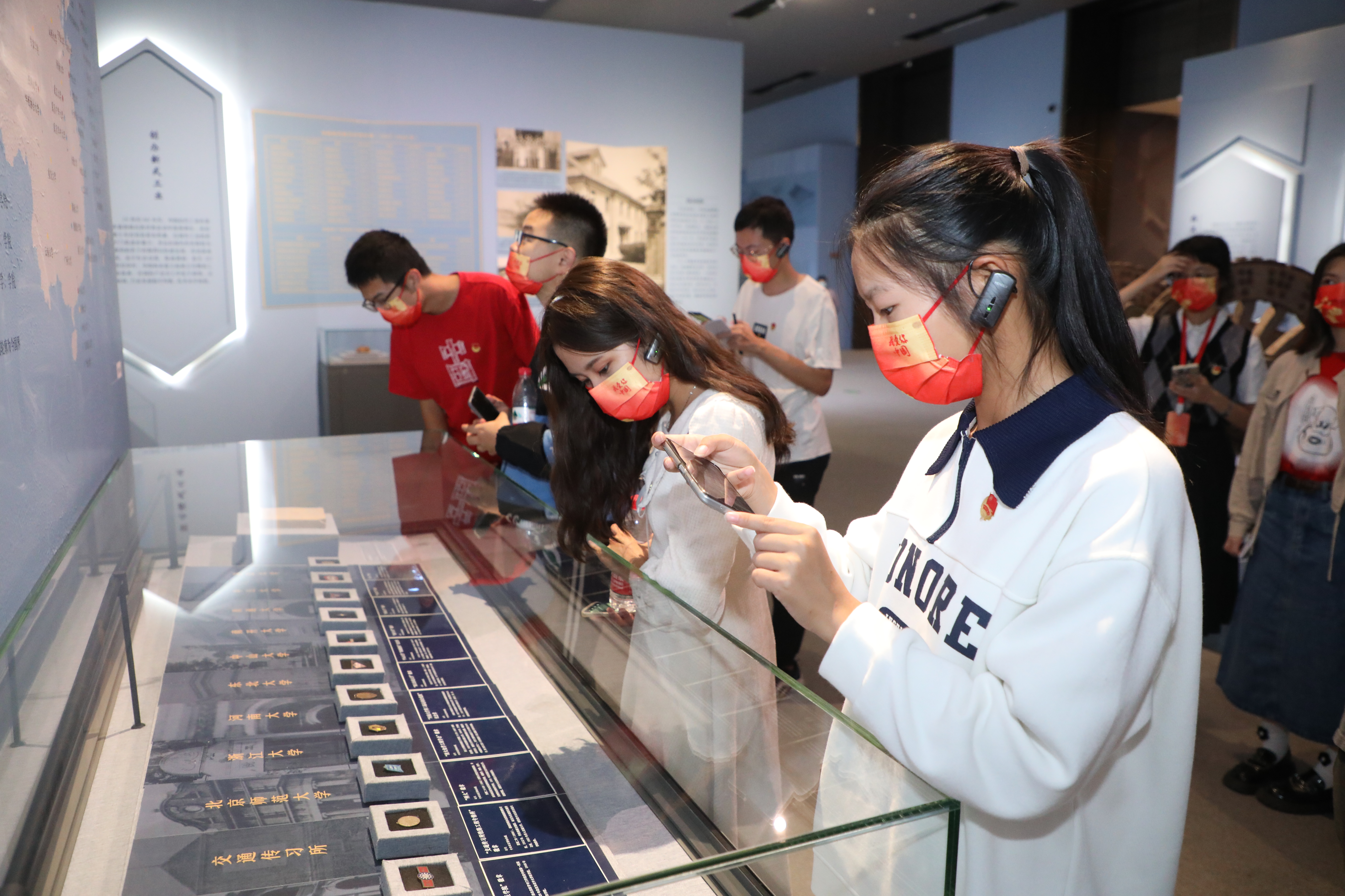 20221006-乐竞首页师生国庆主题社会实践走进国家博物馆-卢科潮-学生们认真观看展品.JPG