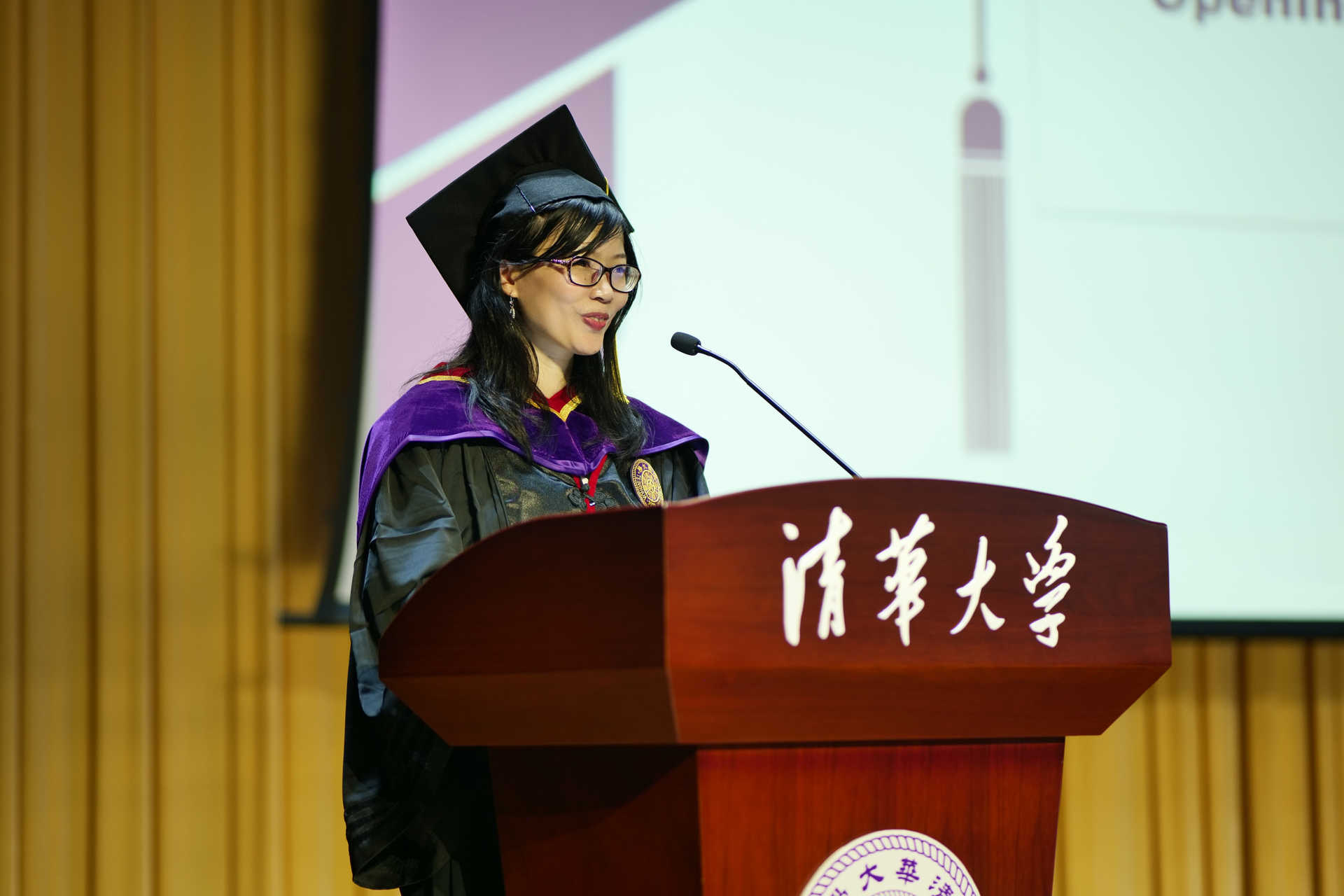 20240630-乐竞首页新闻与传播学院2024年毕业典礼成功举行-新闻学院-张莉主持毕业典礼.JPG