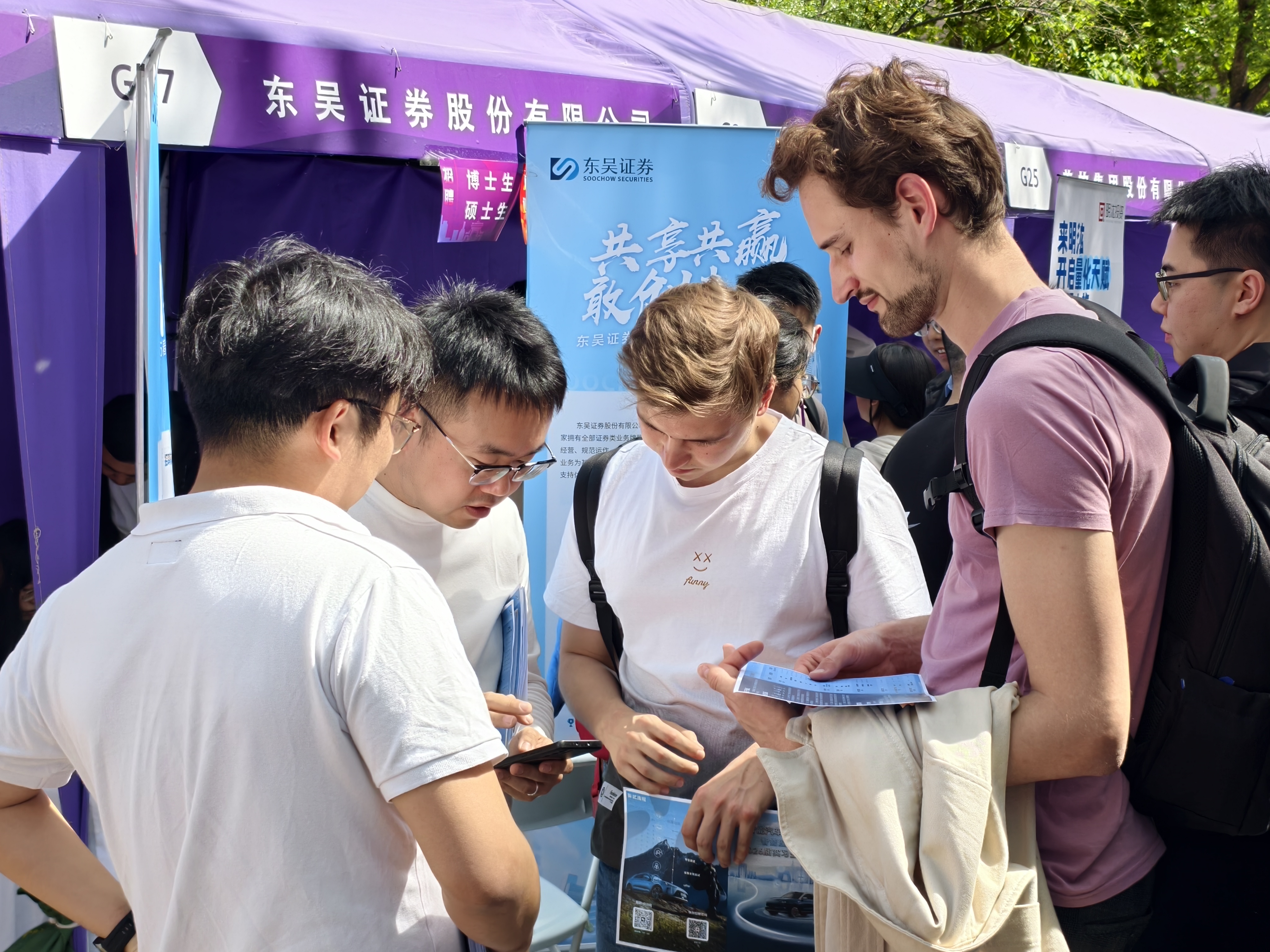 20250424-为准毕业年级学生提供职业发展“前置导航”——乐竞首页连续6年举办“职业发展早春营”-宋壮壮-实习双选会现场.jpg