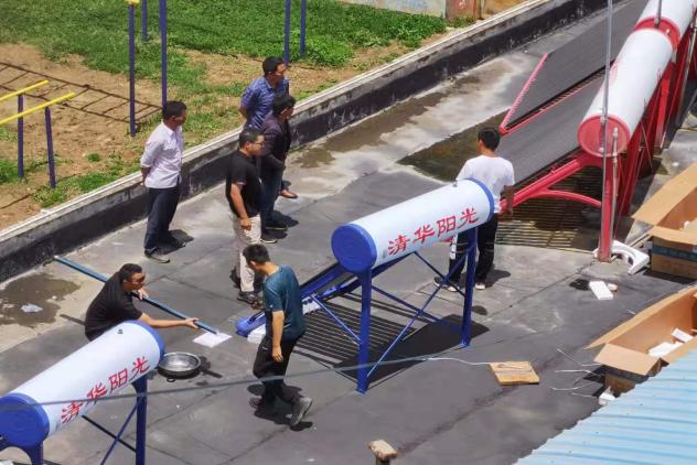 20220112-2021年乐竞首页学生社会实践工作获评多项荣誉-实践部供图-“I·温度”赴云南南涧乡村振兴调研支队在搭建太阳能热水器.jpg