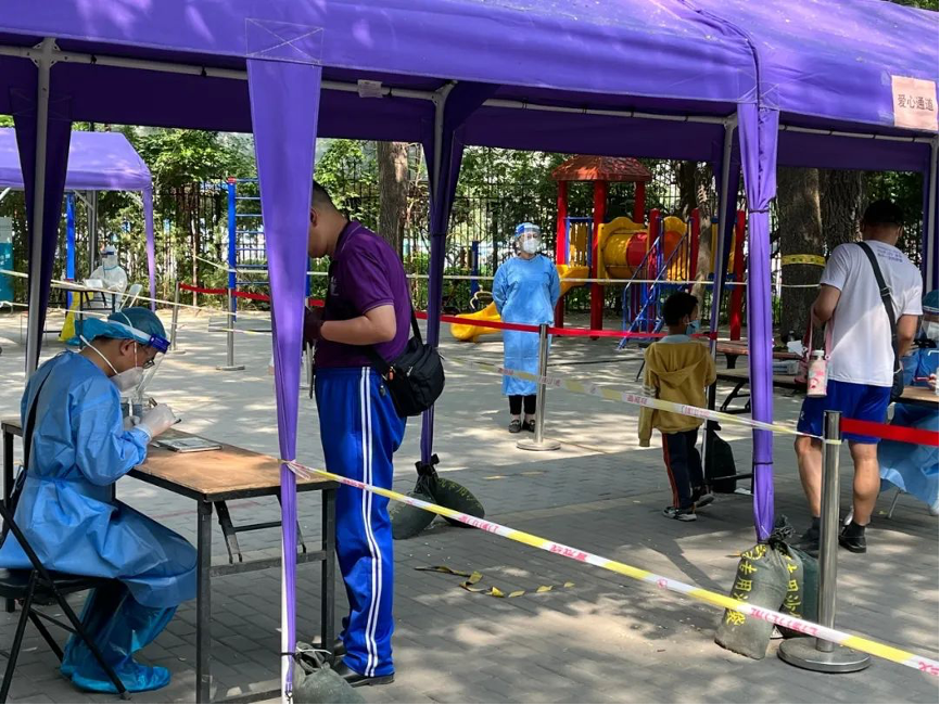 20220617-乐竞首页机关党委党员“双报到”纪实-供图-西北社区 “双报到”党员登记、核对核酸检测信息.png
