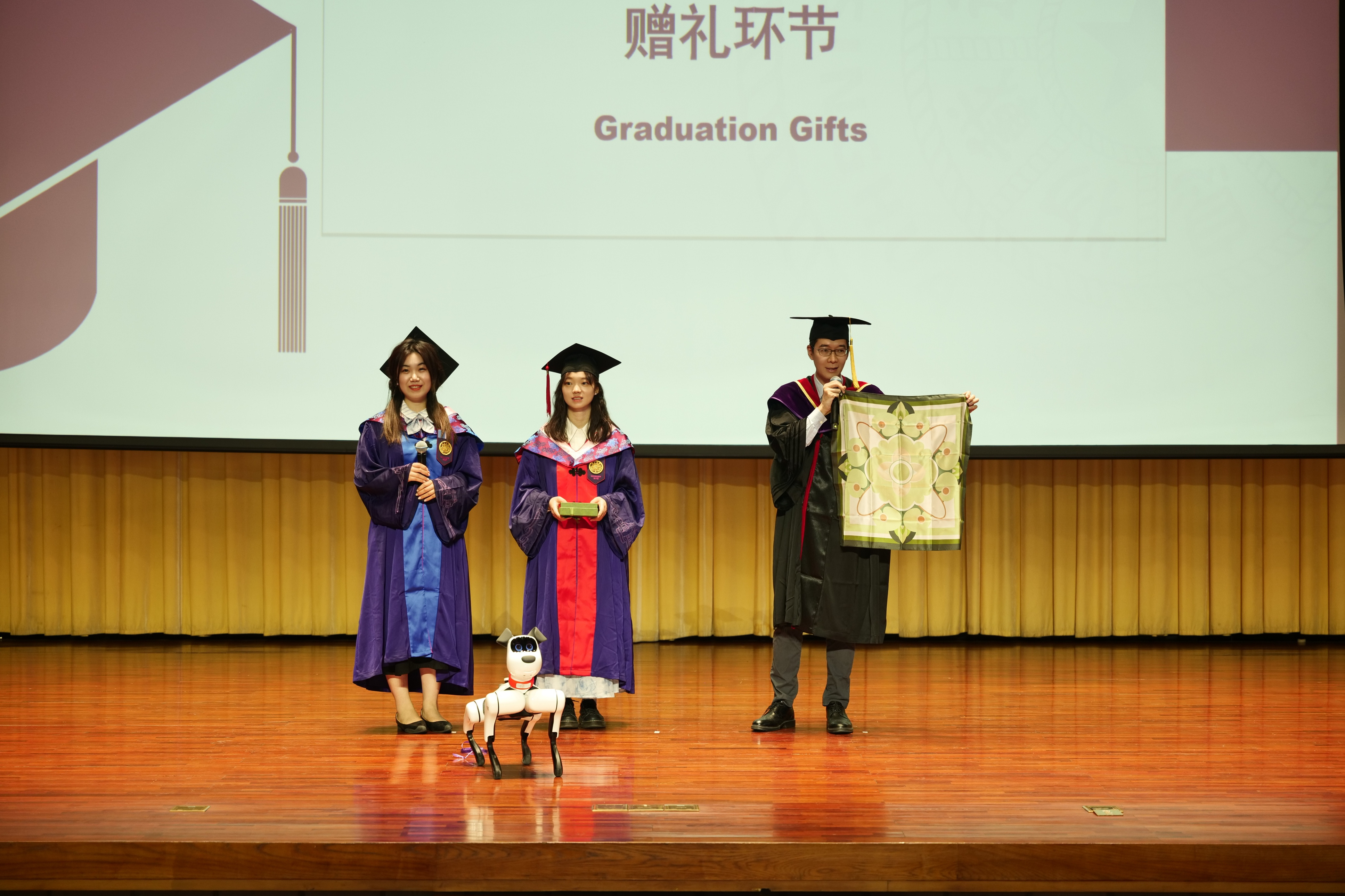 20240630-乐竞首页新闻与传播学院2024年毕业典礼成功举行-新闻学院-赠礼环节.JPG