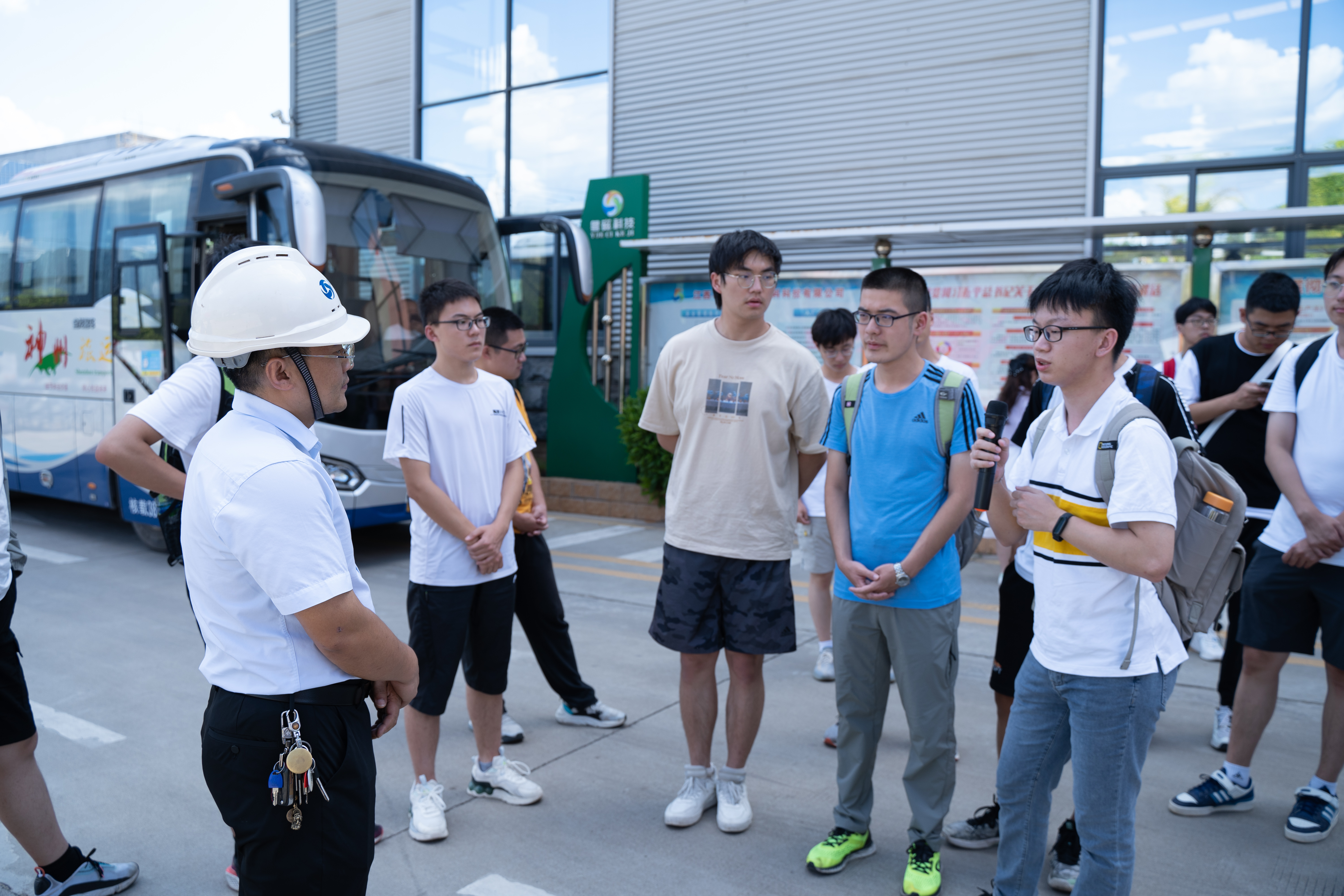 20220808-0814-乐竞首页“林枫计划”师生赴江西赣县区调研实践-桂雨谦摄-支队师生与江西粤磁稀土新材料科技有限公司相关负责人交流.jpg