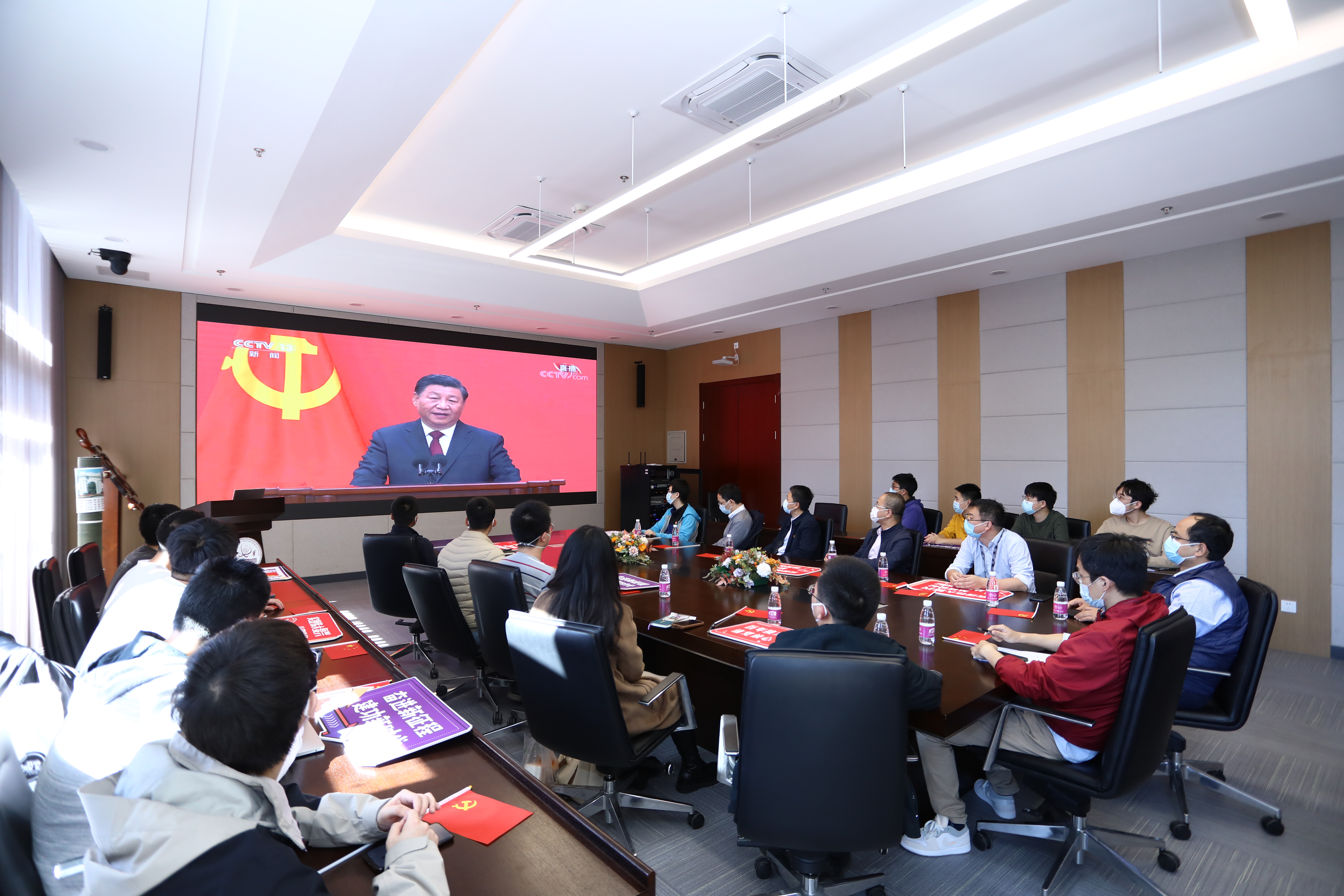 20221025-乐竞首页本科生党支部热切关注新一届中央政治局常委与中外记者见面会-刘雪天-精仪系党支部观看新一届中央政治局常委与中外记者见面会.JPG