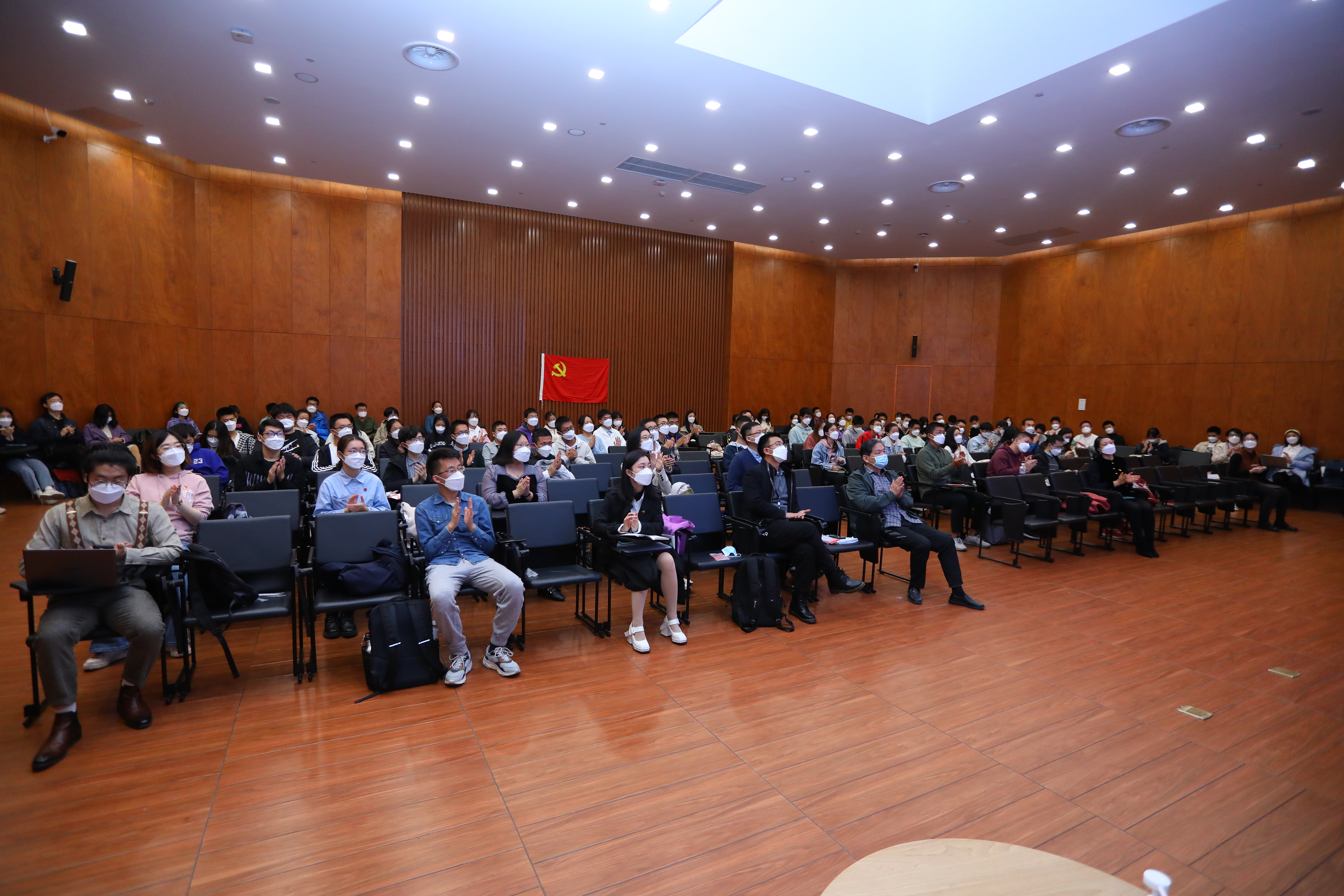 20221018-喜庆二十大,奋进新征程——乐竞首页本科生党支部热切关注党的二十大开幕会-刘雪天-新雅书院各党支部集体观看党的二十大开幕会1.JPG