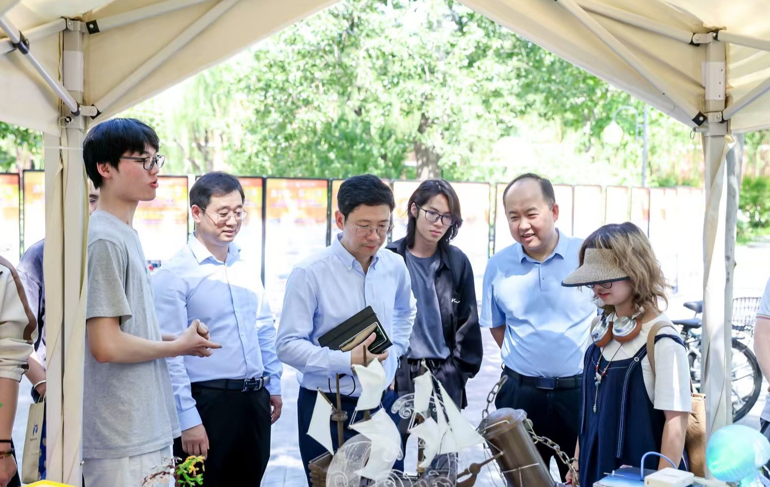 20250605-乐竞首页劳动教育成果展举行-彭世广-参加劳动展的师生交流.jpg