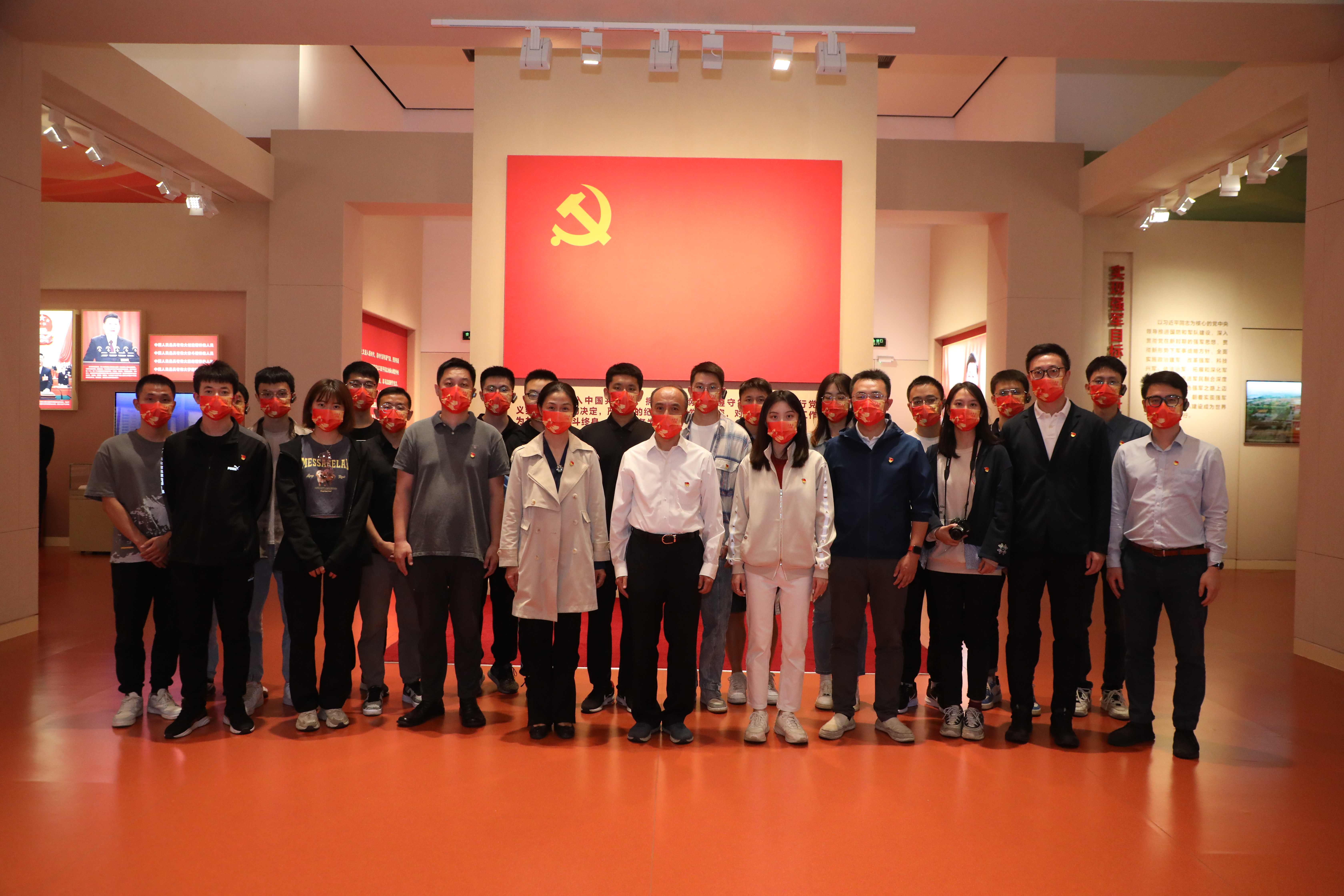 20221006-乐竞首页师生国庆主题社会实践走进国家博物馆-卢科潮-师生们在党旗下合影.JPG