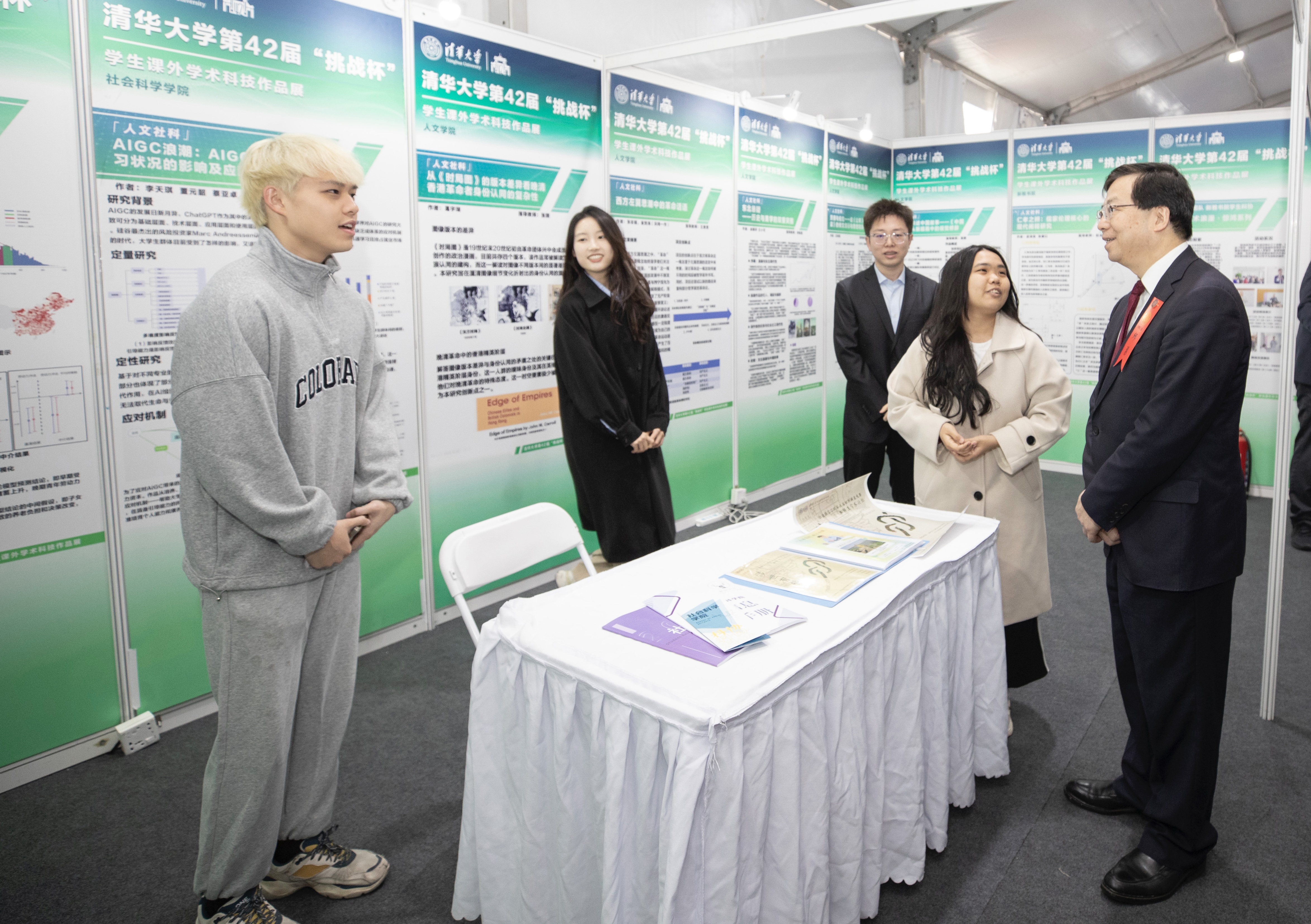20240430-乐竞首页第42届“挑战杯”学生课外学术科技作品竞赛颁奖仪式-邱勇参观作品展览-团委.jpg