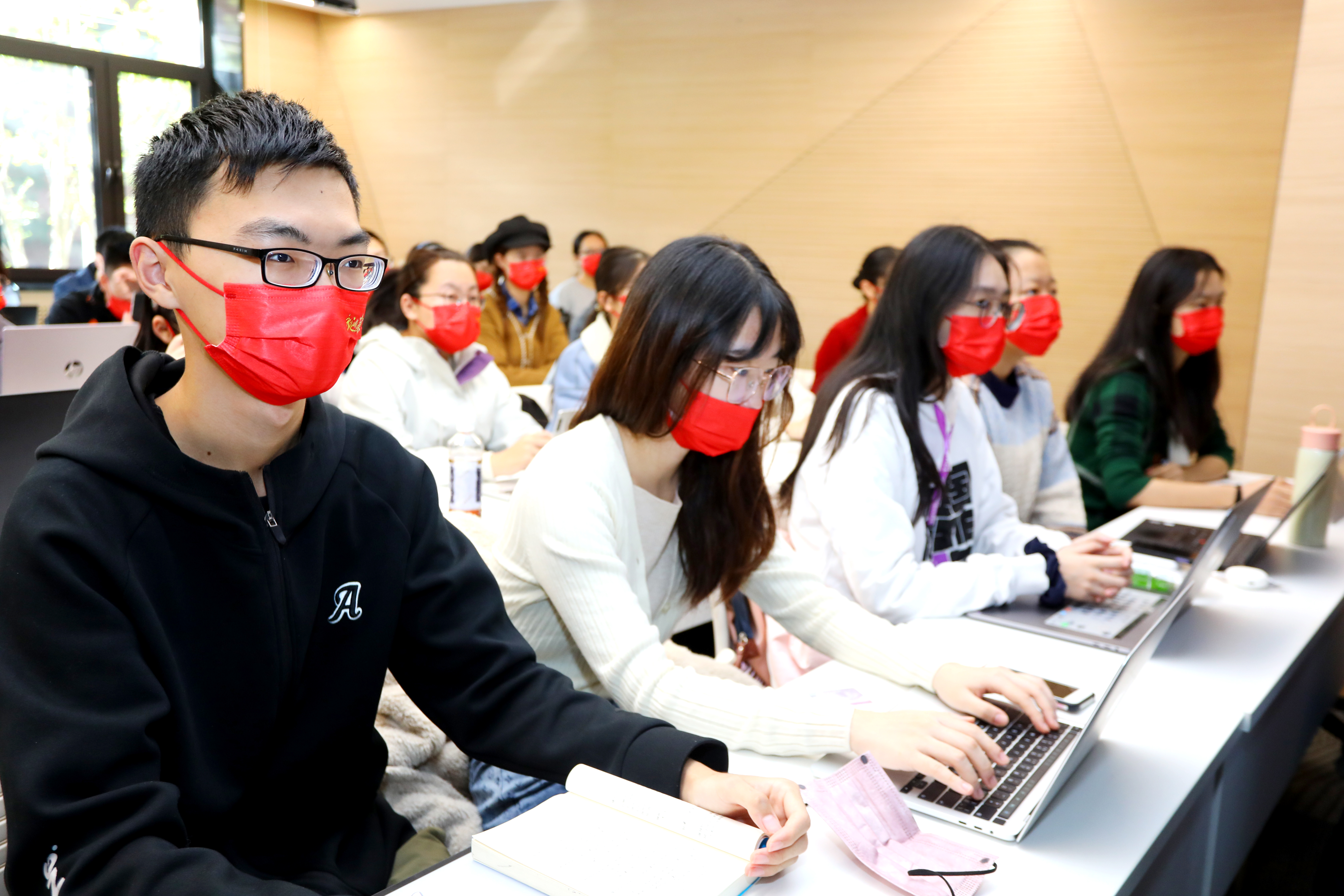 20221018-喜庆二十大,奋进新征程——乐竞首页本科生党支部热切关注党的二十大开幕会-刘雪天-新雅书院各党支部集体观看党的二十大开幕会2.JPG
