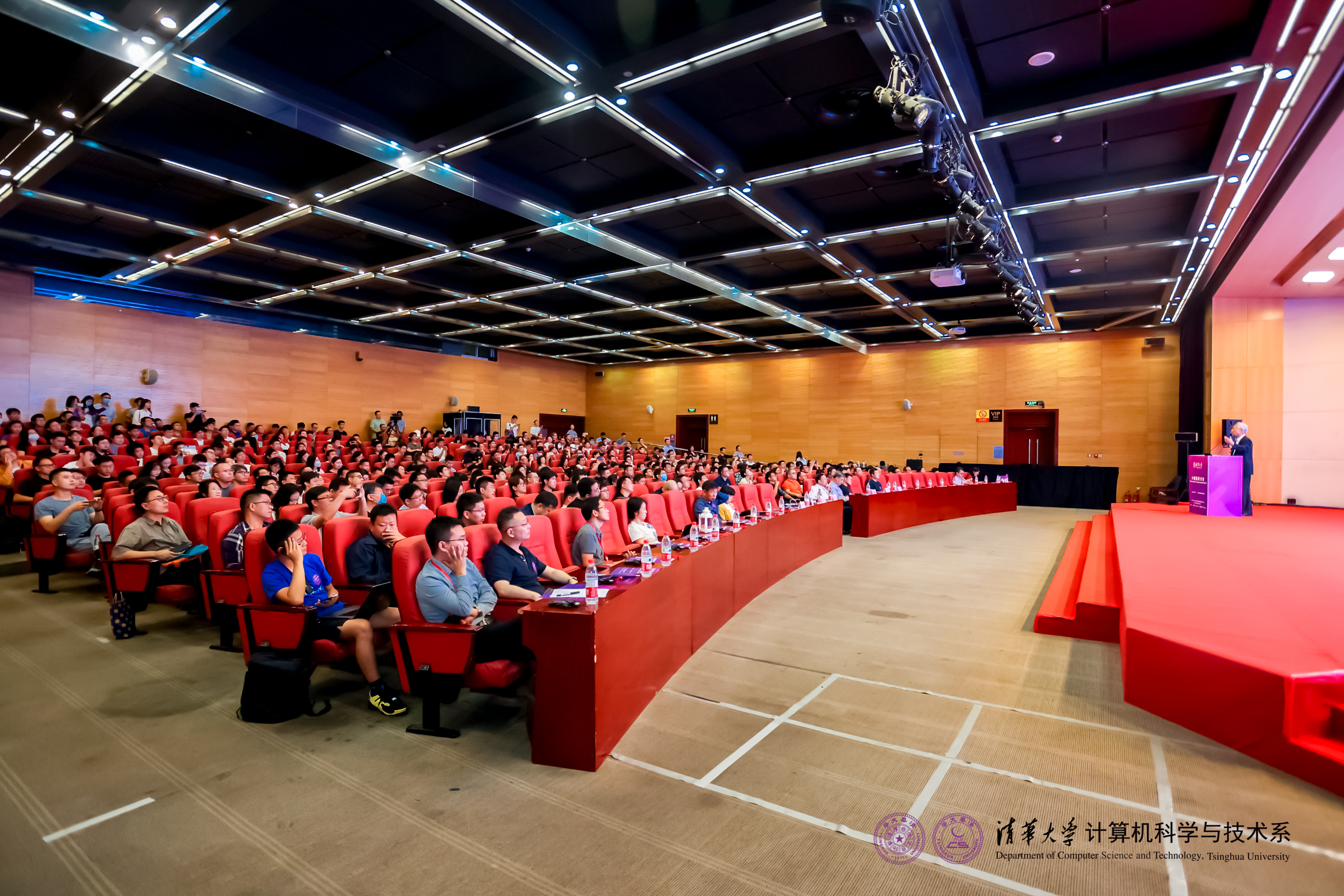 20230910-乐竞首页计算机系与人工智能研究院基础模型研究中心联合举办首届基础大模型研讨会-嘉艺-大会现场.jpg