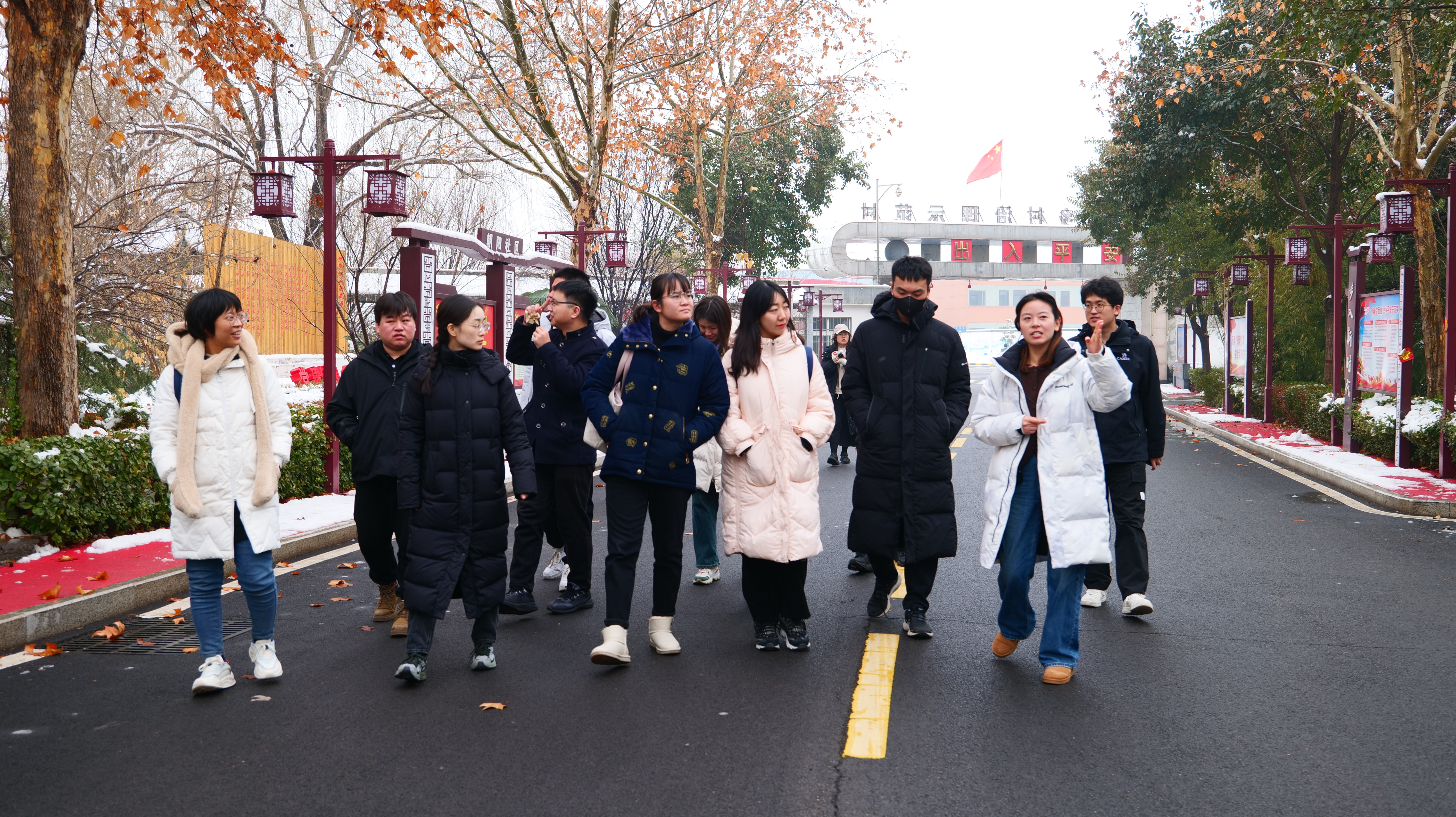 20240219-学思践悟挺膺行，青春建功新时代——2024年乐竞首页研究生寒假社会实践纪实（一）-“豫见青年”实践支队-支队成员参观调研东大阳堤村.jpeg