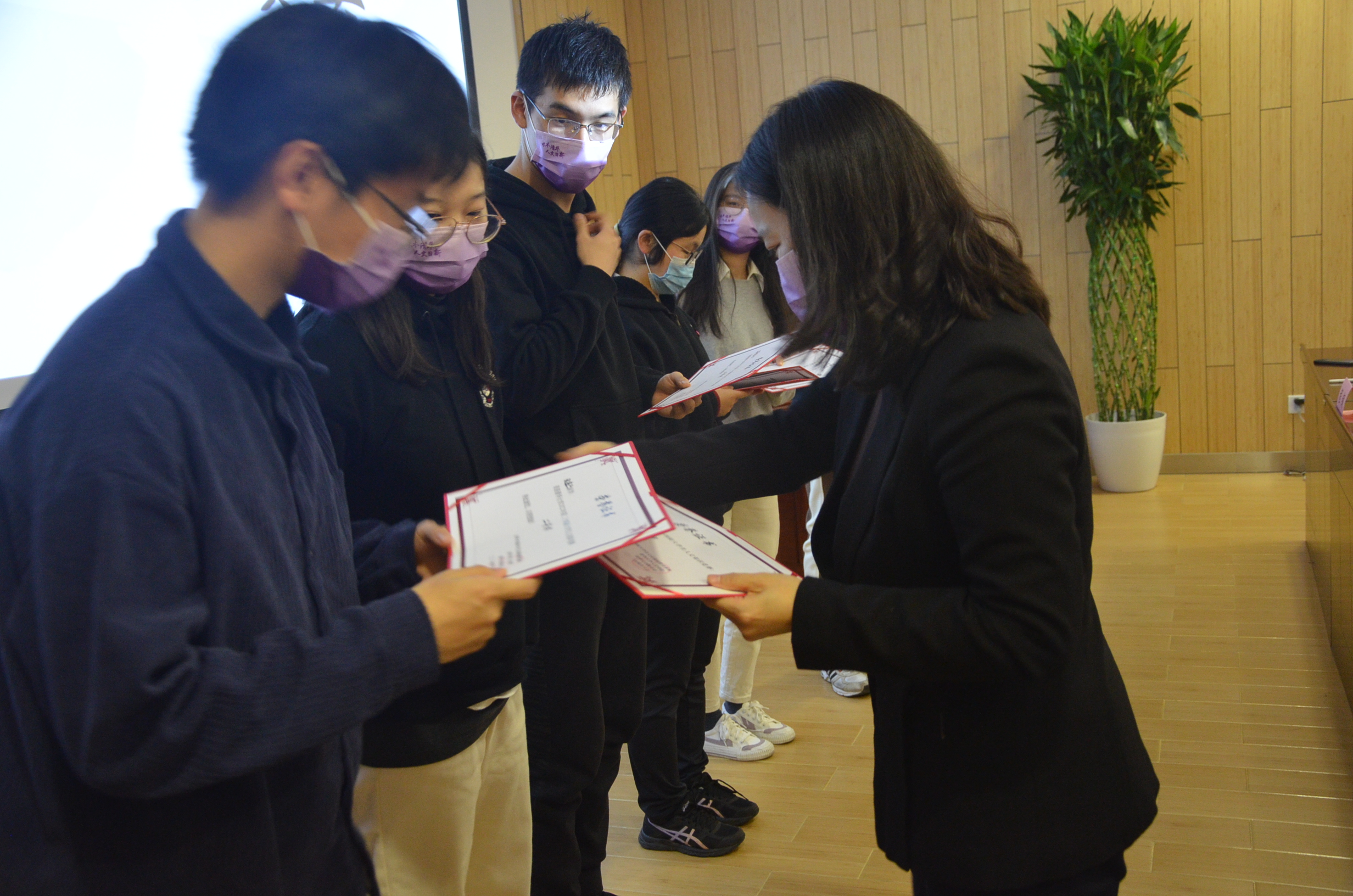 20221120-“流觞曲水”乐竞首页第二十四届大学生人文知识竞赛圆满落幕-白易晗-高阳老师为获奖队伍颁奖.JPG