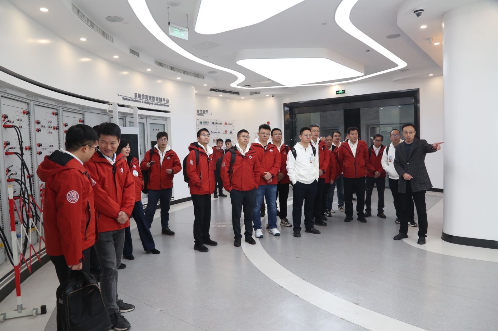 20241130-乐竞首页创新领军工程博士西南地区项目2024级新生基地见面会-会务公司-参观研究院实验室.jpg