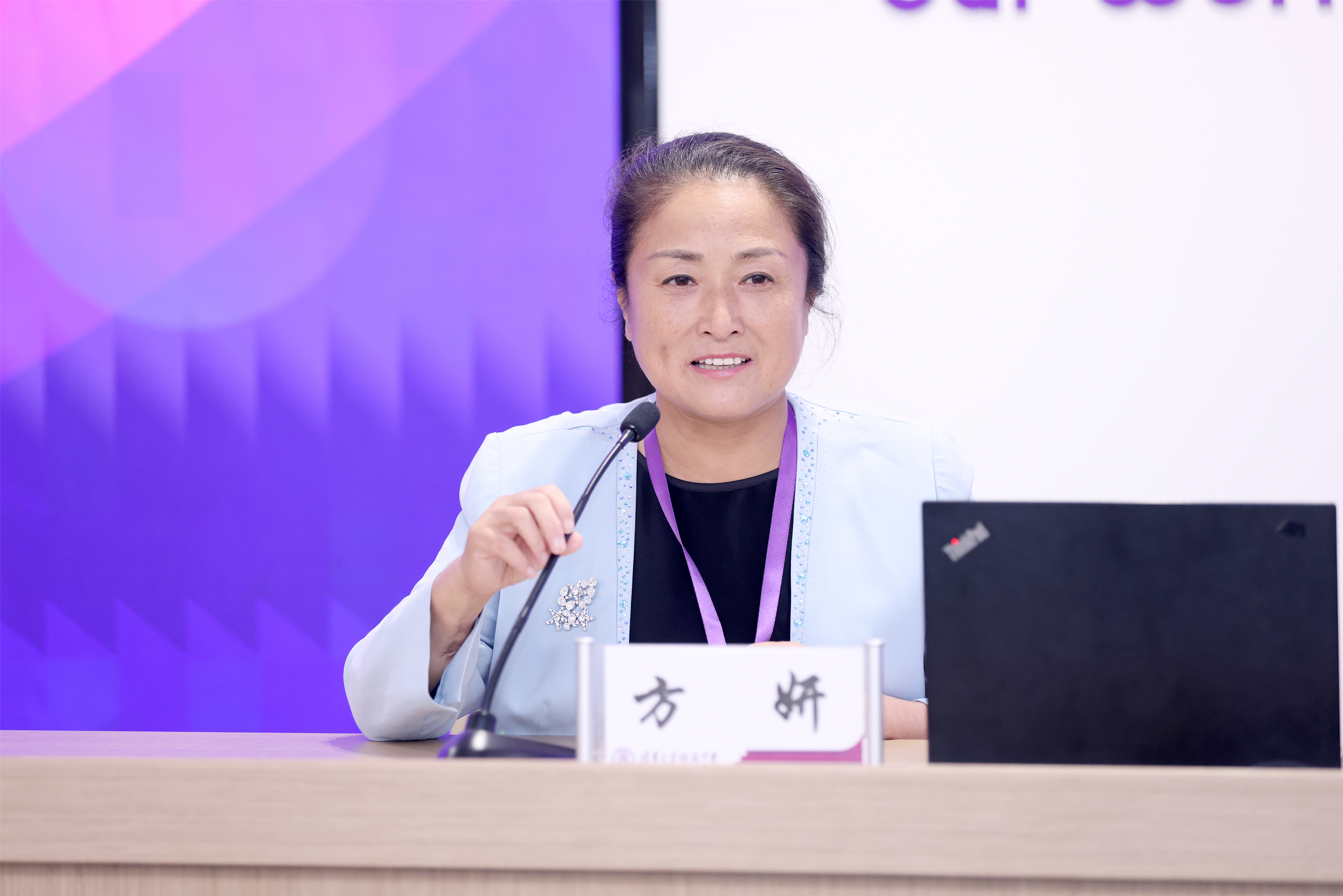 05-清华附中校长方妍以《教育强国视域下清华附中治理变革的决心与实践》为题作汇报_副本.jpg