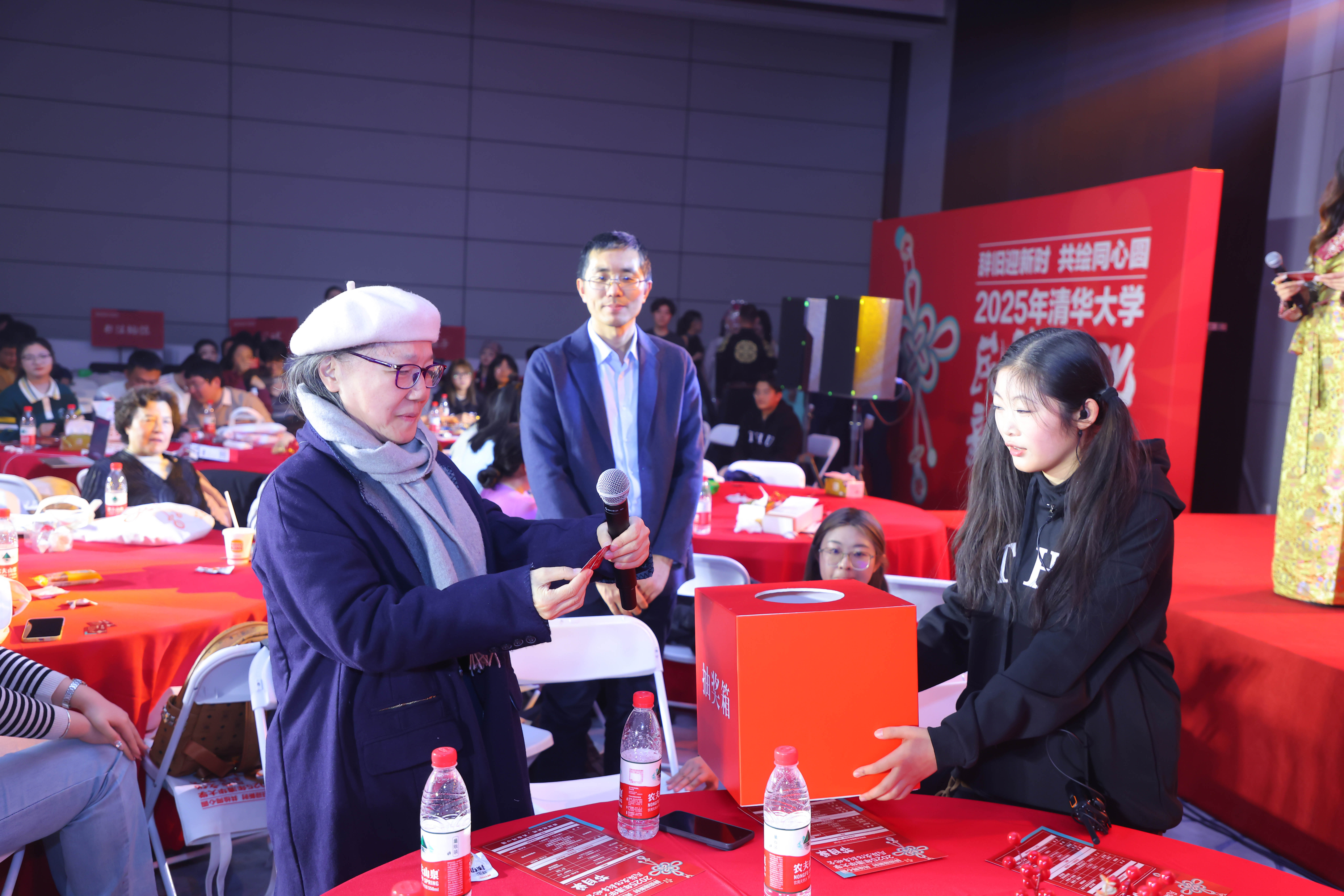 20241214-乐竞首页2025年民族文化新年晚会圆满举行-贡觉罗布-朴英老师为同学抽奖.jpg