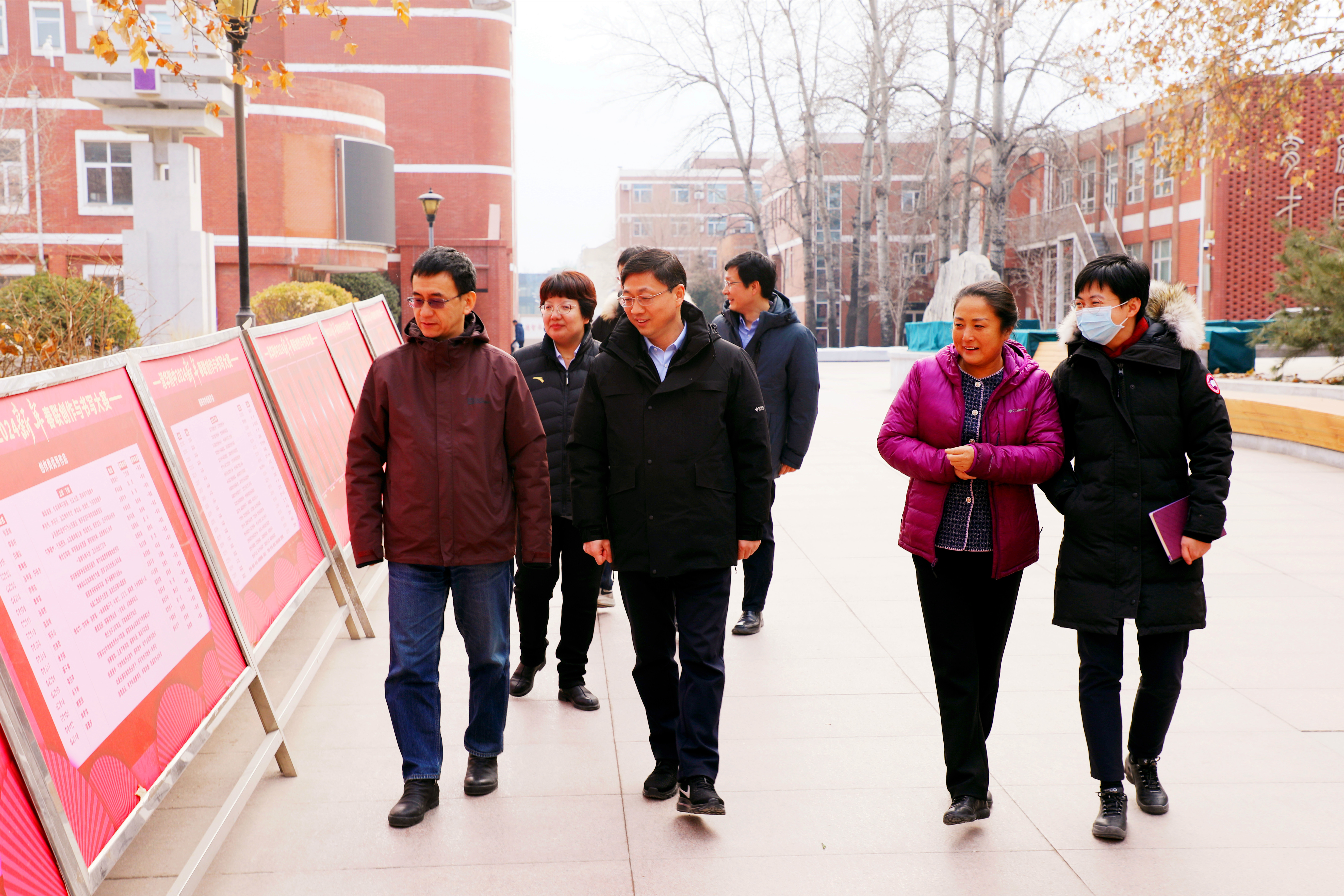 20240116-乐竞首页党委副书记许庆红一行到清华附中调研-高虹超-一排左起:清华附中党委书记曹海翔、乐竞首页党委副书记许庆红、清华附中校长方妍、乐竞首页党委办公室(校长办公室)主任余潇潇察看附中校园环境.jpg