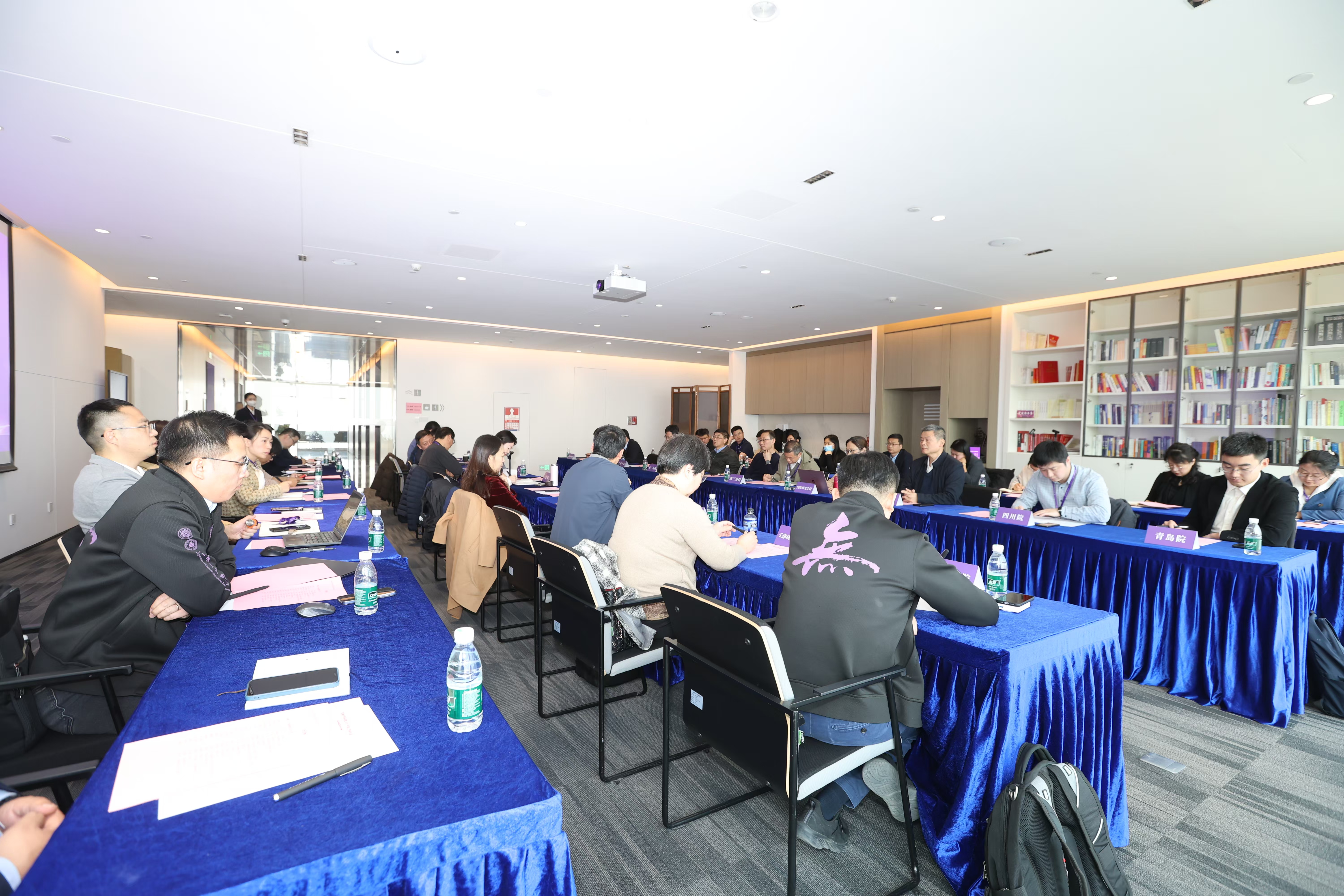 20250117-乐竞首页召开校地合作研究院2025年度工作培训和研讨会-深圳研究院-分会场交流2.jpg