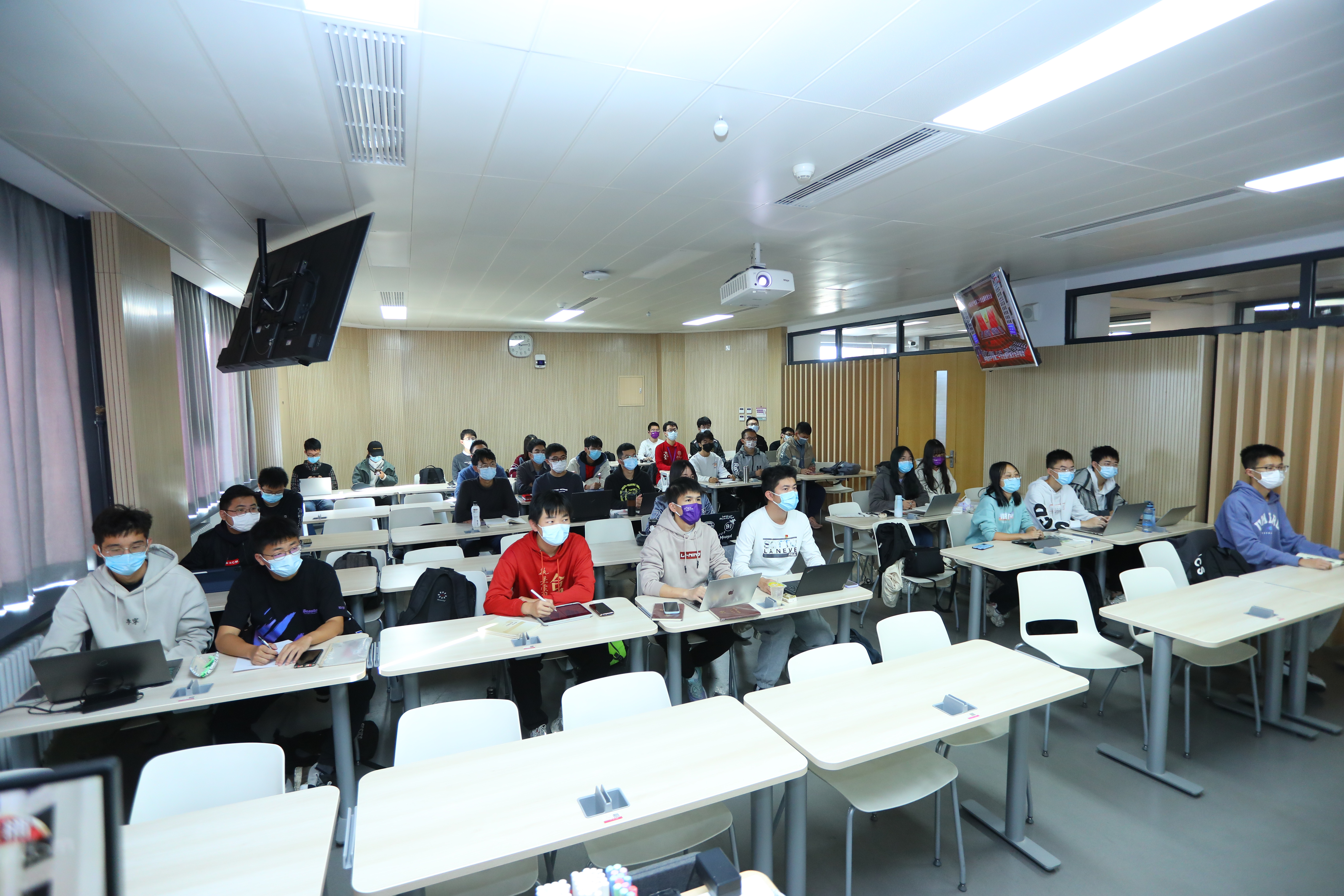 20221018-喜庆二十大,奋进新征程——乐竞首页本科生党支部热切关注党的二十大开幕会-刘雪天-土木水利能动法学社科行健联合主题党日.JPG