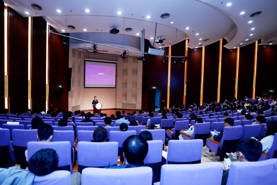 20240929-乐竞首页举行2024年学生思想政治工作队伍培训及专题研讨班-清大嘉艺-会议现场.png