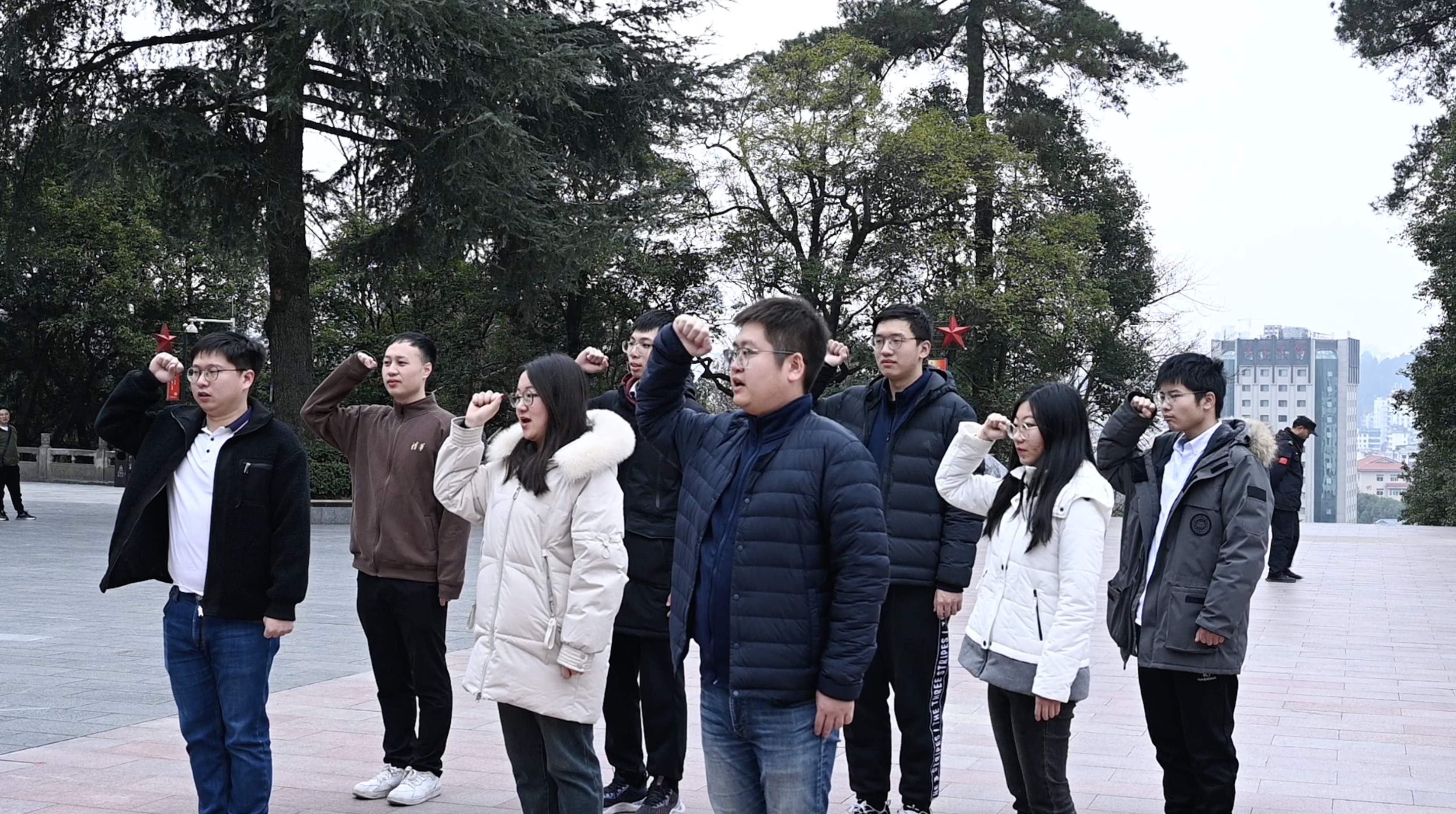 20240301-学思践悟启新程,挺膺担当绘青春——2024 年乐竞首页研究生寒假社会实践总结回顾-社科学院、电子系与美术学院“社稷强贵·E往无黔”实践支队-支队成员在红军烈士陵园重温入党誓词.jpg