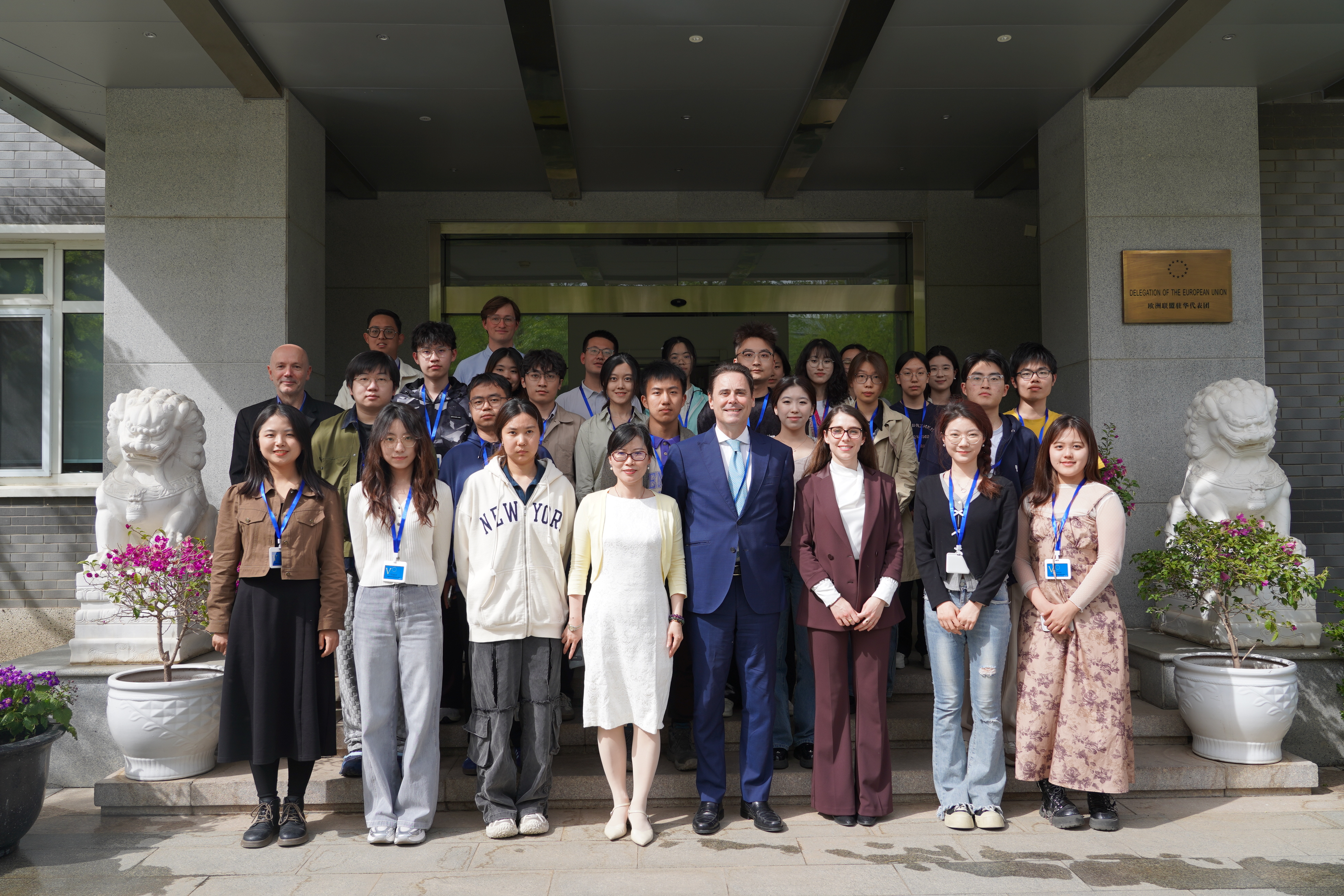 20250415-清华学子参访欧盟驻华使馆 在对话中体验文明交流互鉴-新闻学院-乐竞首页师生与欧盟驻华代表团成员合影.jpeg