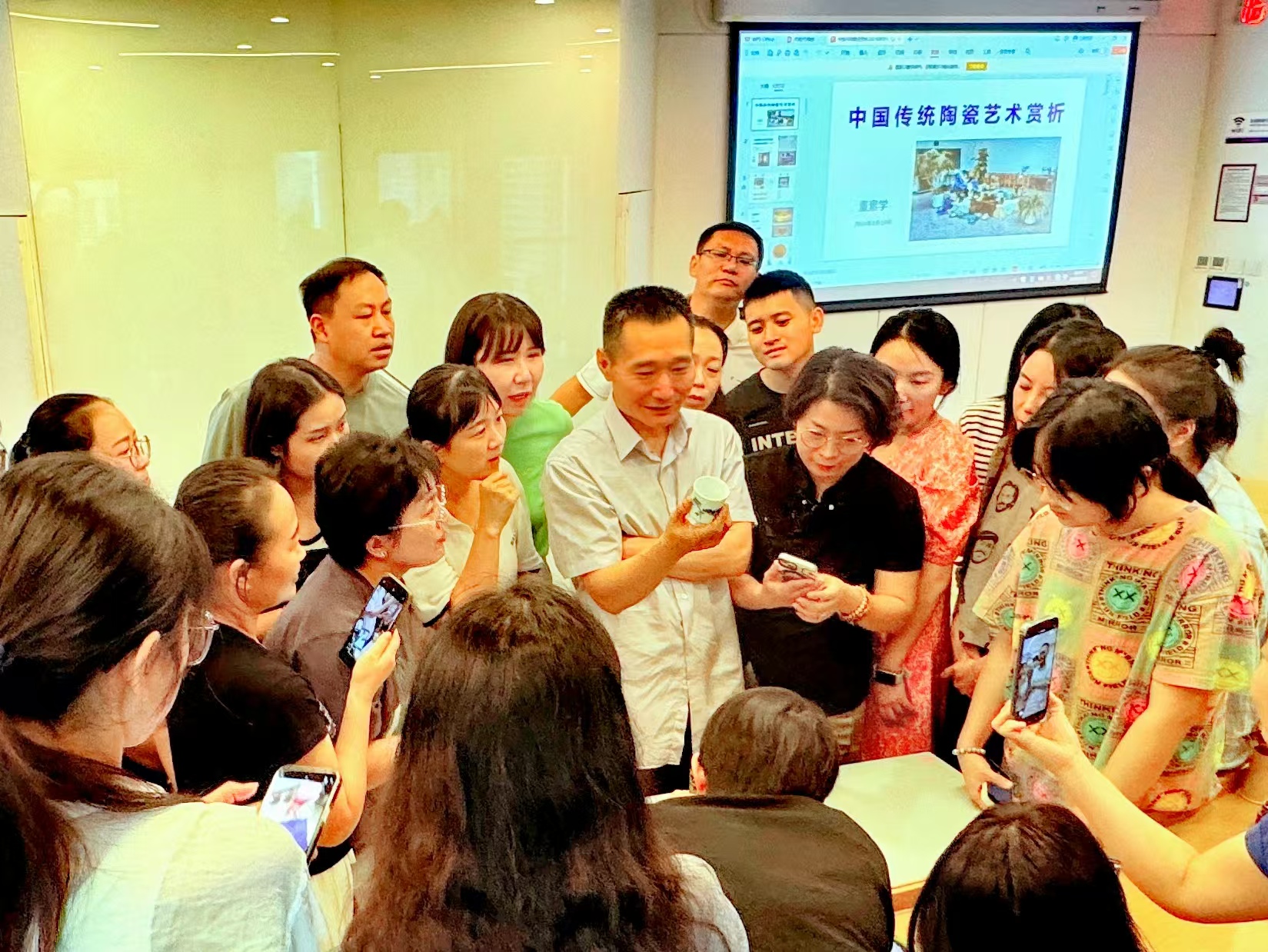 20240819- 清华伟新乡村美术教师培养计划第10举办- 乐竞首页美术学院副教授董素学讲授“中国传统陶瓷艺术赏析”-郭薇拍摄.jpg
