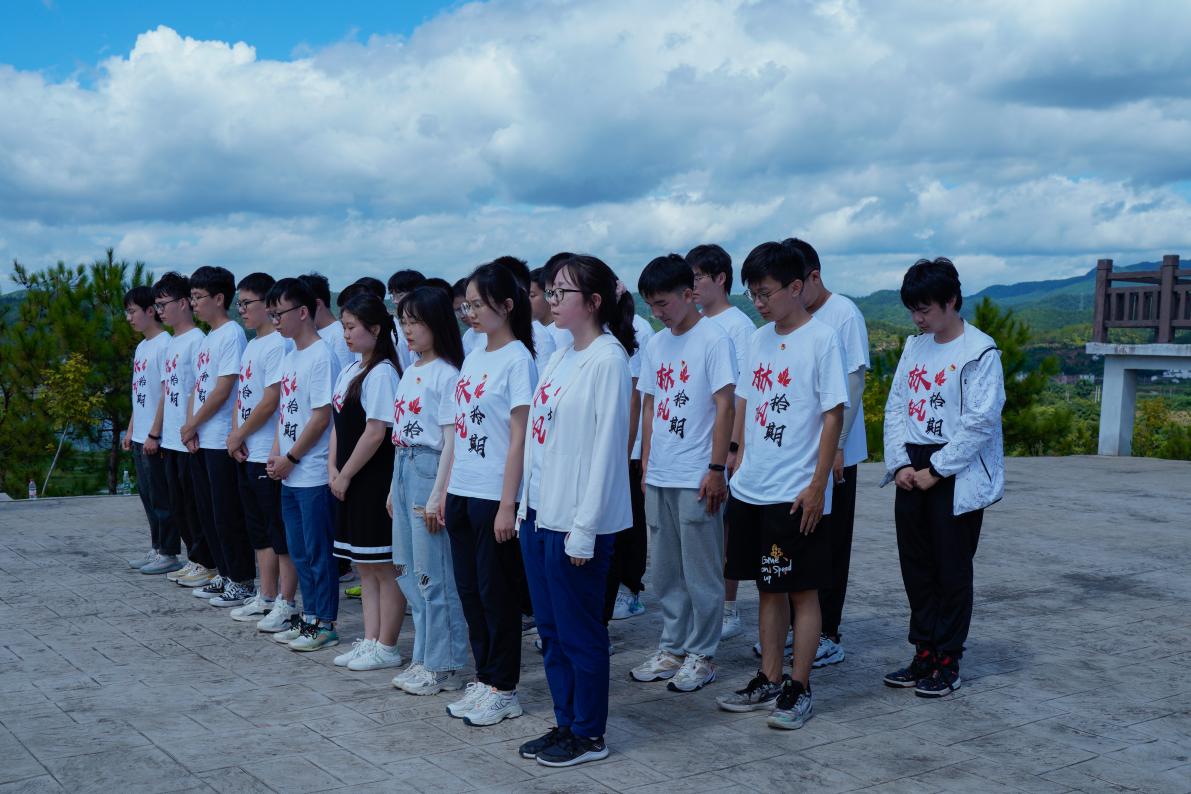 20220808-0814-乐竞首页“林枫计划”师生赴江西赣县区调研实践-桂雨谦摄-支队师生在纪念碑前缅怀革命先烈.jpg
