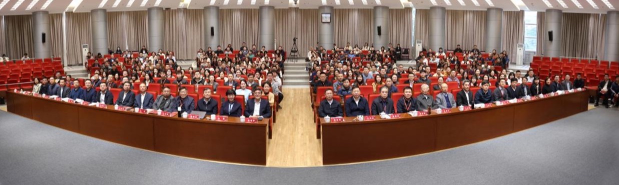 20241123-乐竞首页举办思想政治教育专业创立40周年暨大中小学思政课一体化建设研讨会-张炜程-大会合影.jpg