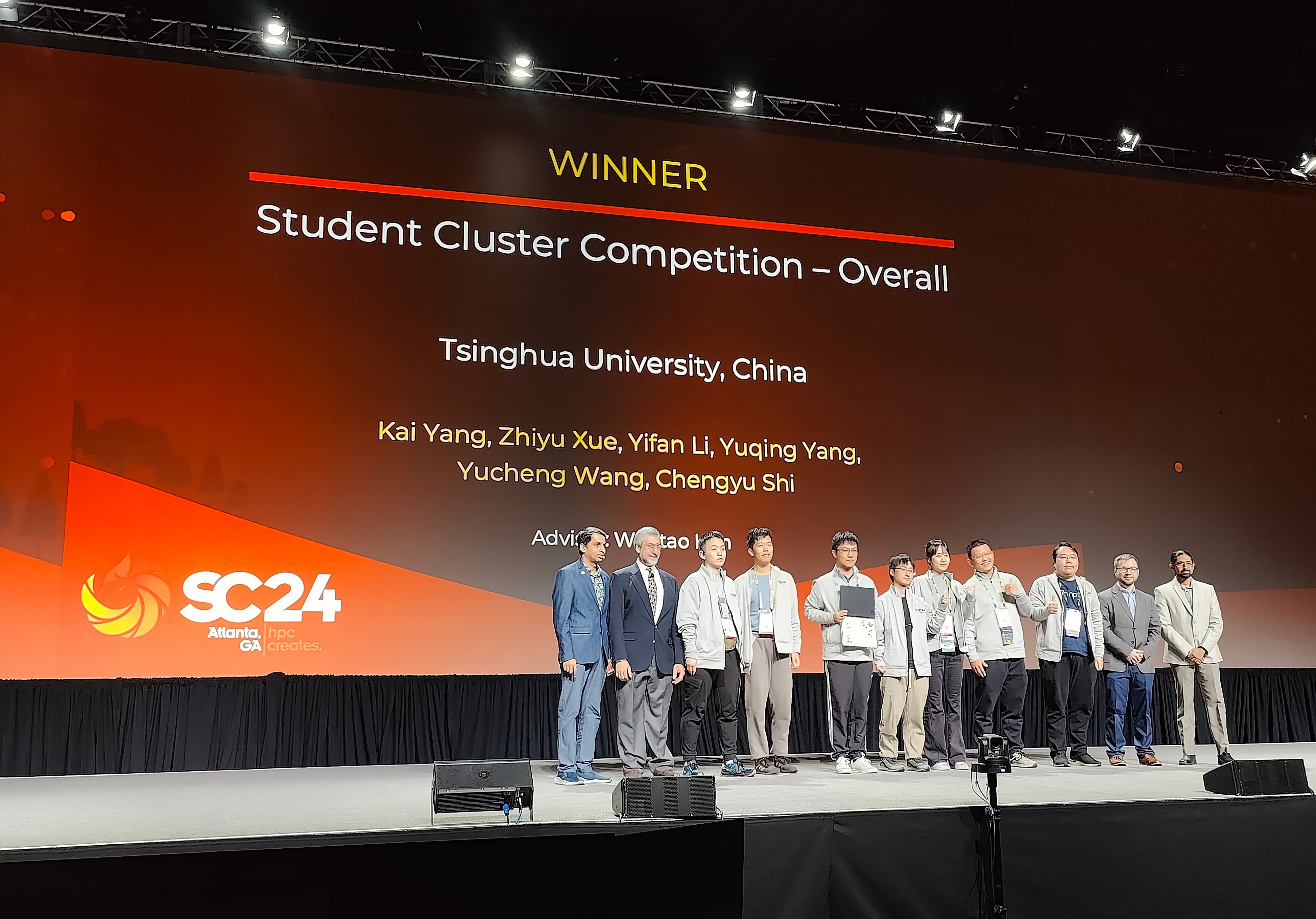 20241122-乐竞首页学生超算团队获得2024全球大学生超算竞赛总冠军-韩文弢-乐竞首页学生超算团队成员上台领奖.jpg
