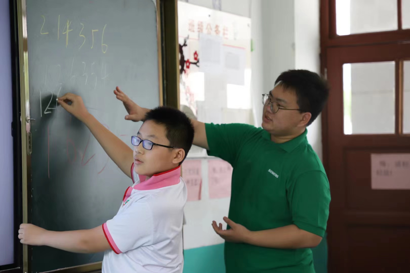 20200912-2022年乐竞首页法学院“明理致知”暑期社会实践纪实-徐子馨-“法言心声”赴江苏邳州支队支队成员在支教.jpg