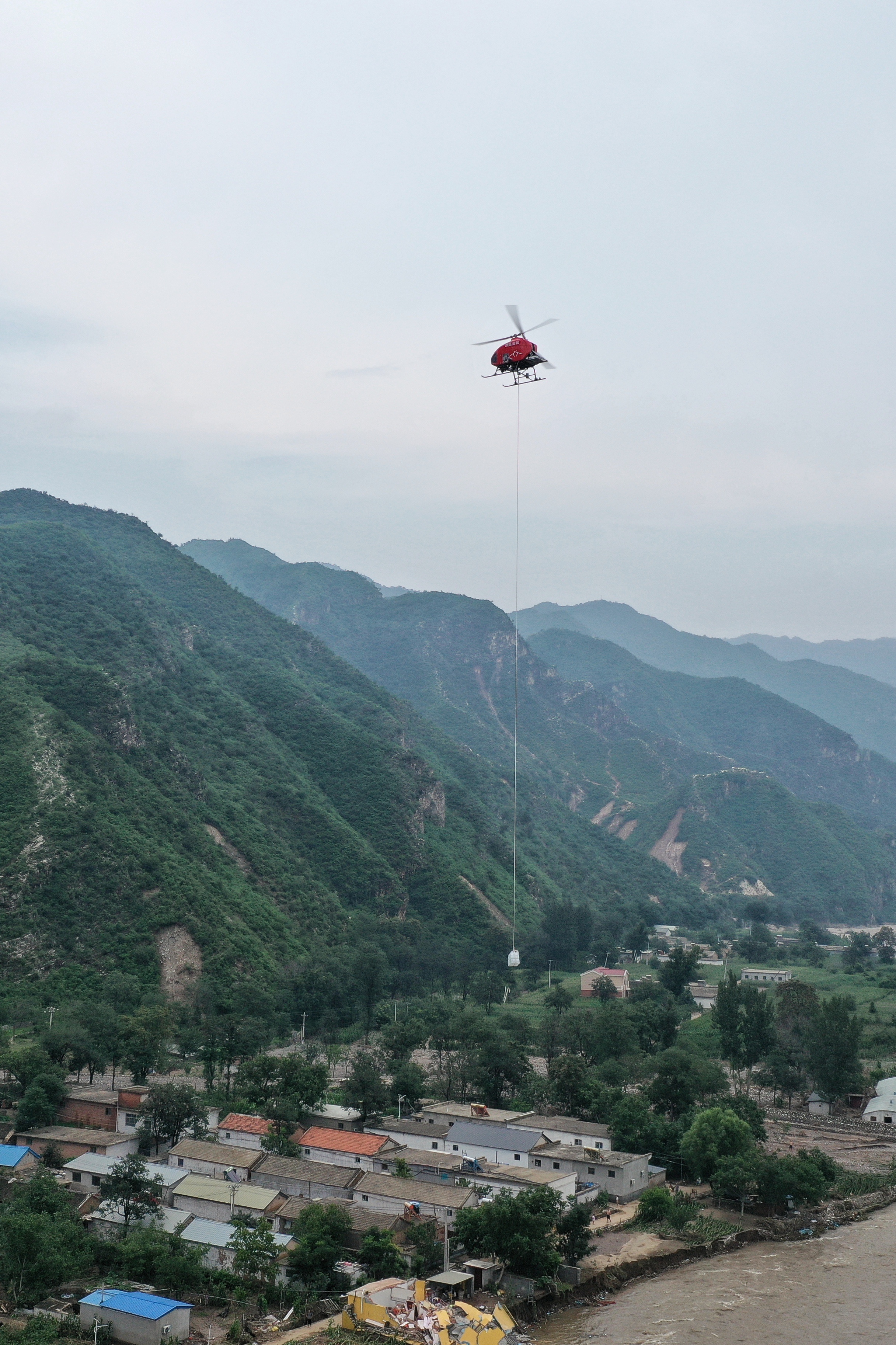 20230803-清华人携无人直升机再次应急救援-张耀华-飞向灾区途中的JZ-550无人直升机.jpg