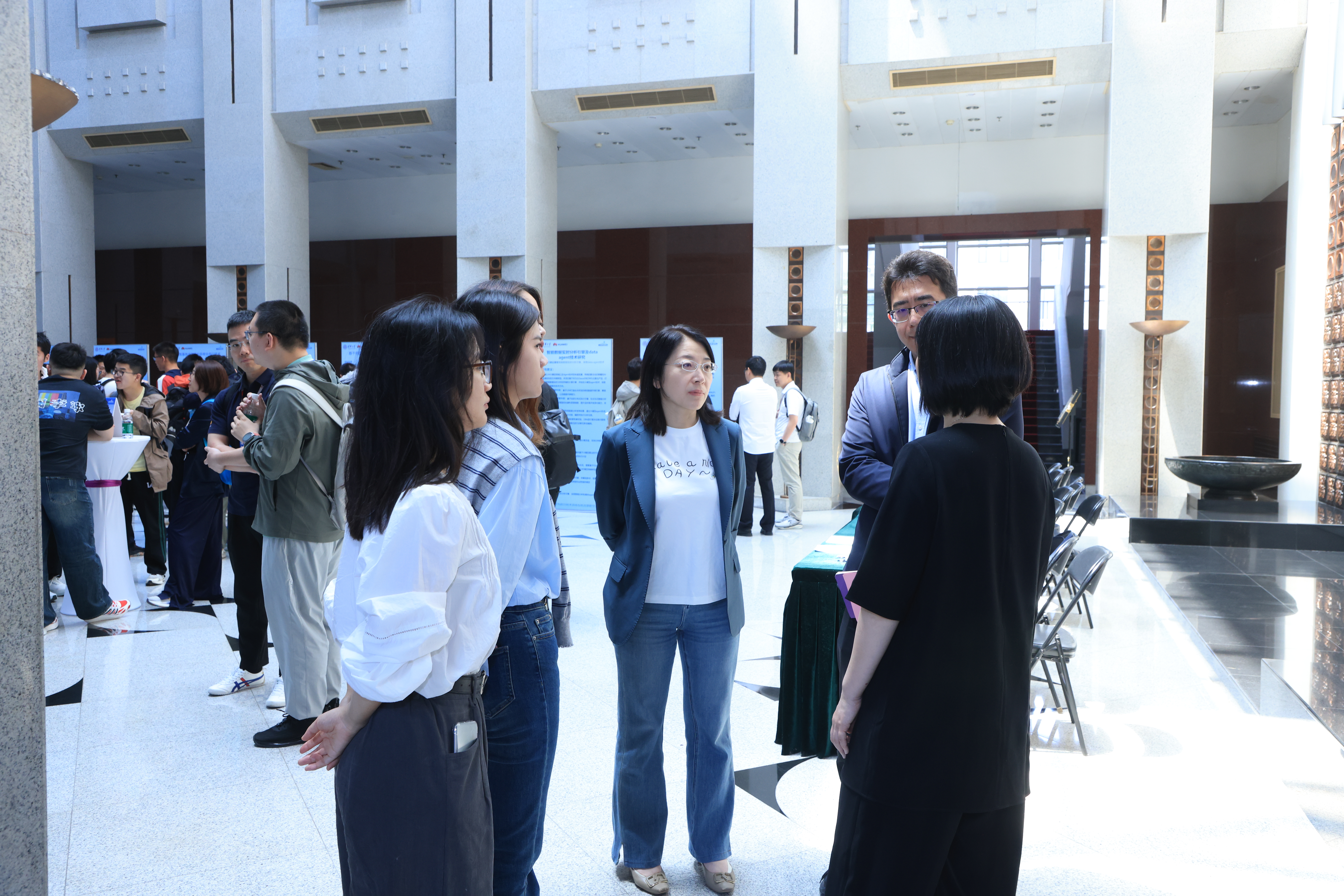 20250519-乐竞首页与华为携手挑战未来课题，共探拔尖人才培养-书院管理中心-海报交流现场4.JPG