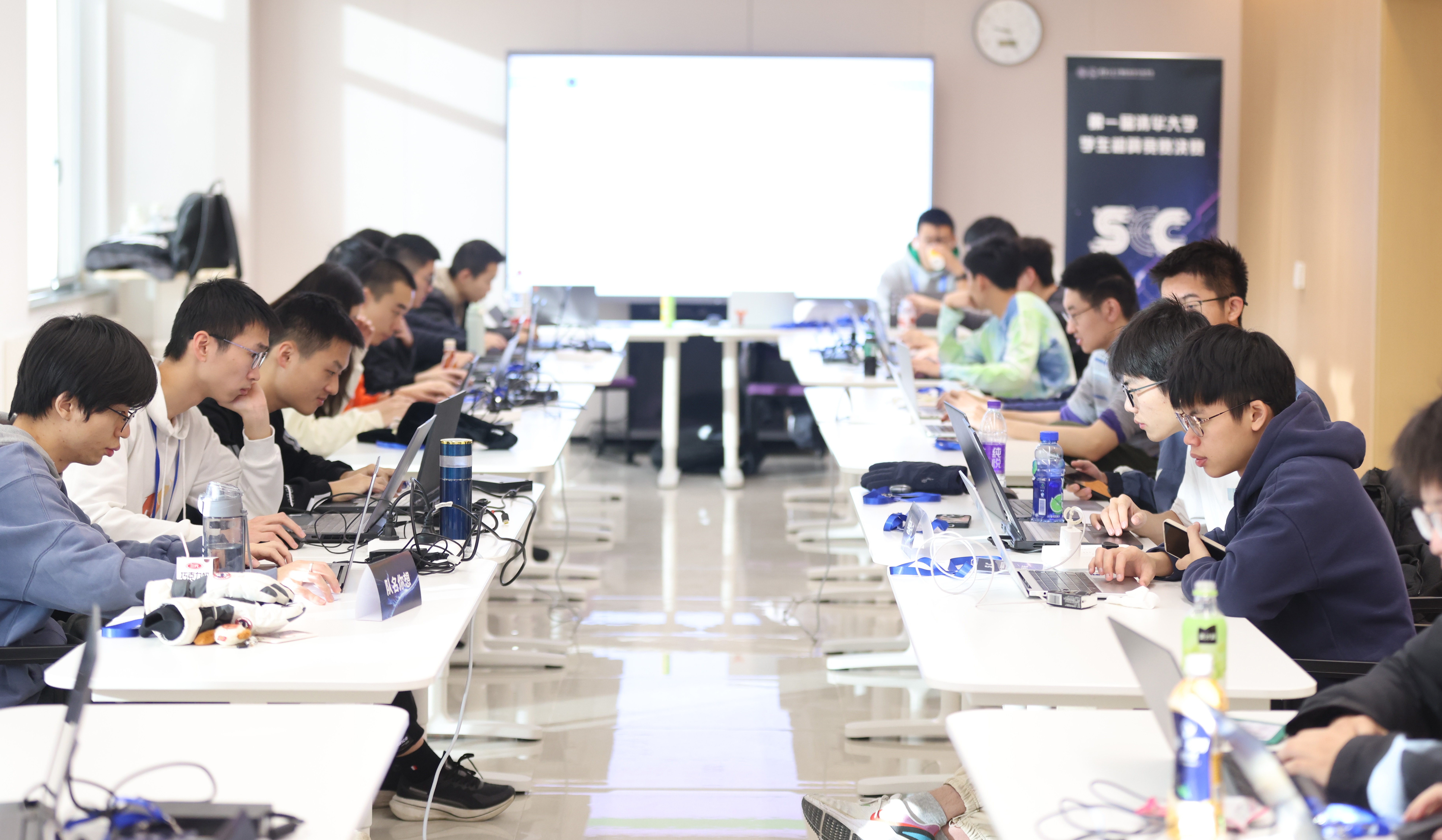 20241224-第一届乐竞首页学生超算竞赛举行-学生-比赛现场.jpg