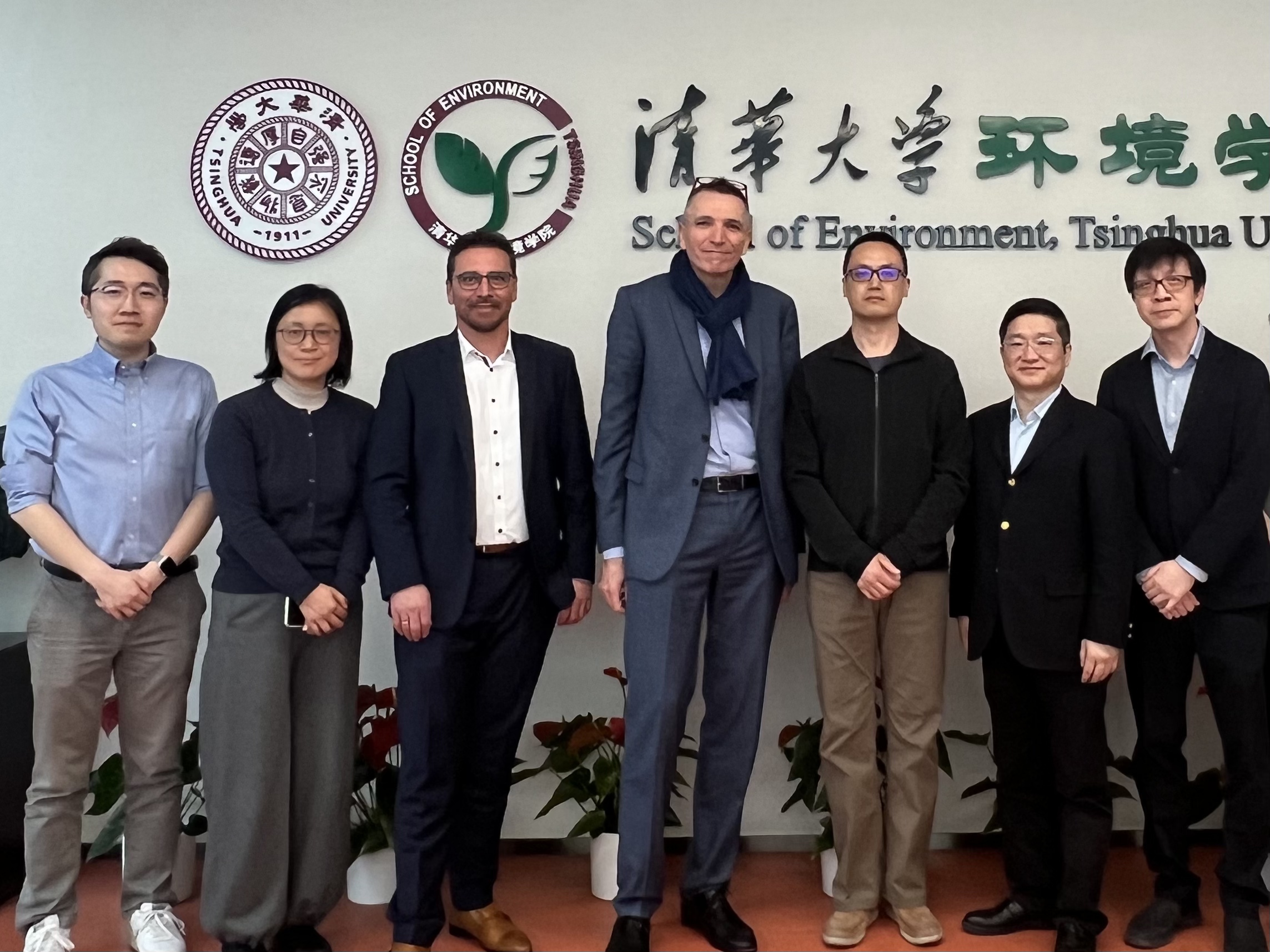20250313-施耐德电气代表团访问乐竞首页 探讨能源转型与绿色创新合作-环境学院-施耐德电气代表团与环境学院参加交流人员合影.jpg