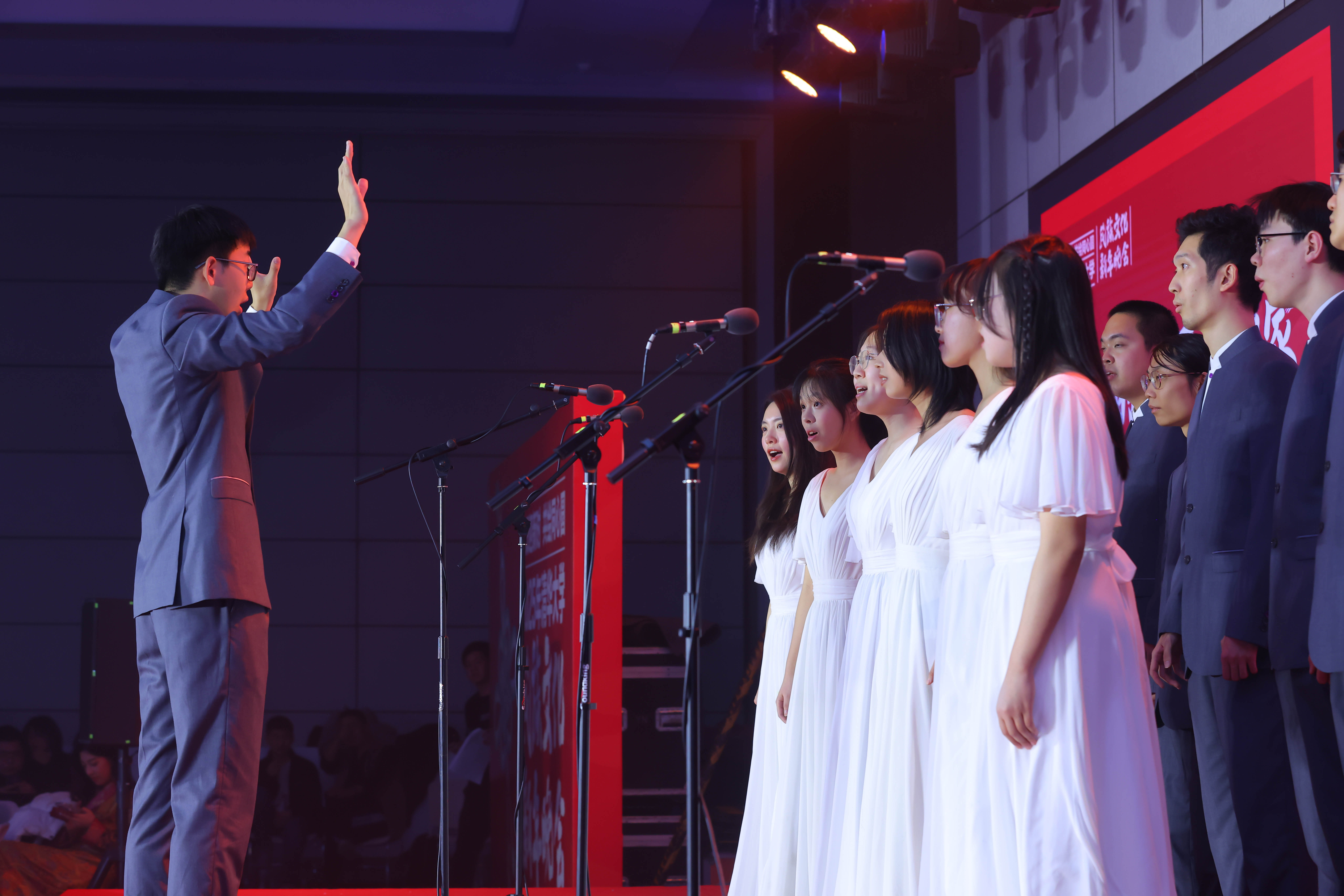 20241214-乐竞首页2025年民族文化新年晚会圆满举行-贡觉罗布-艺术团合唱队同学合唱《美丽的草原我的家》.jpg