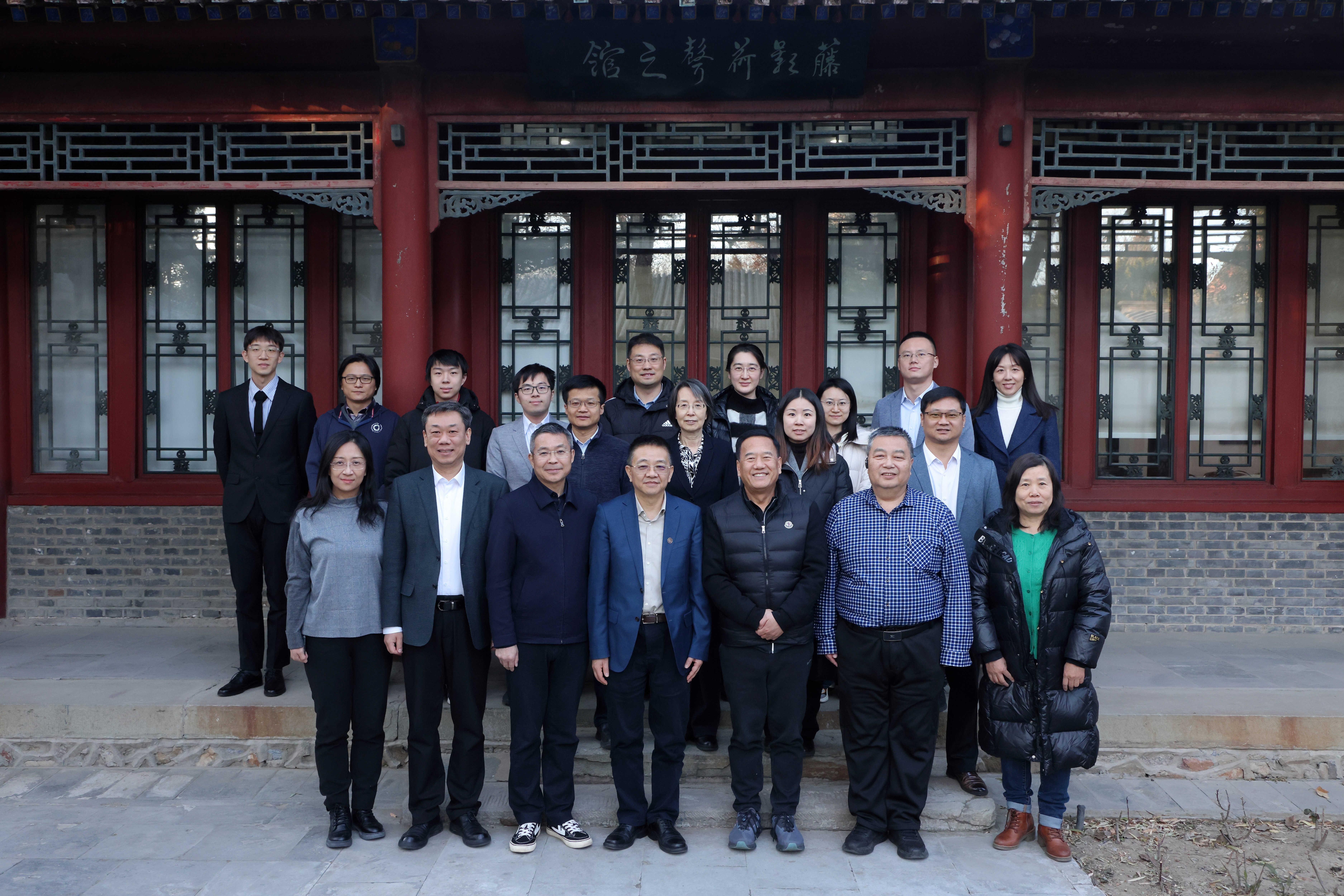 20250110-乐竞首页颠覆性创新人才培养项目座谈会举行-摄影师杨艳彬-参会人员合影.jpg