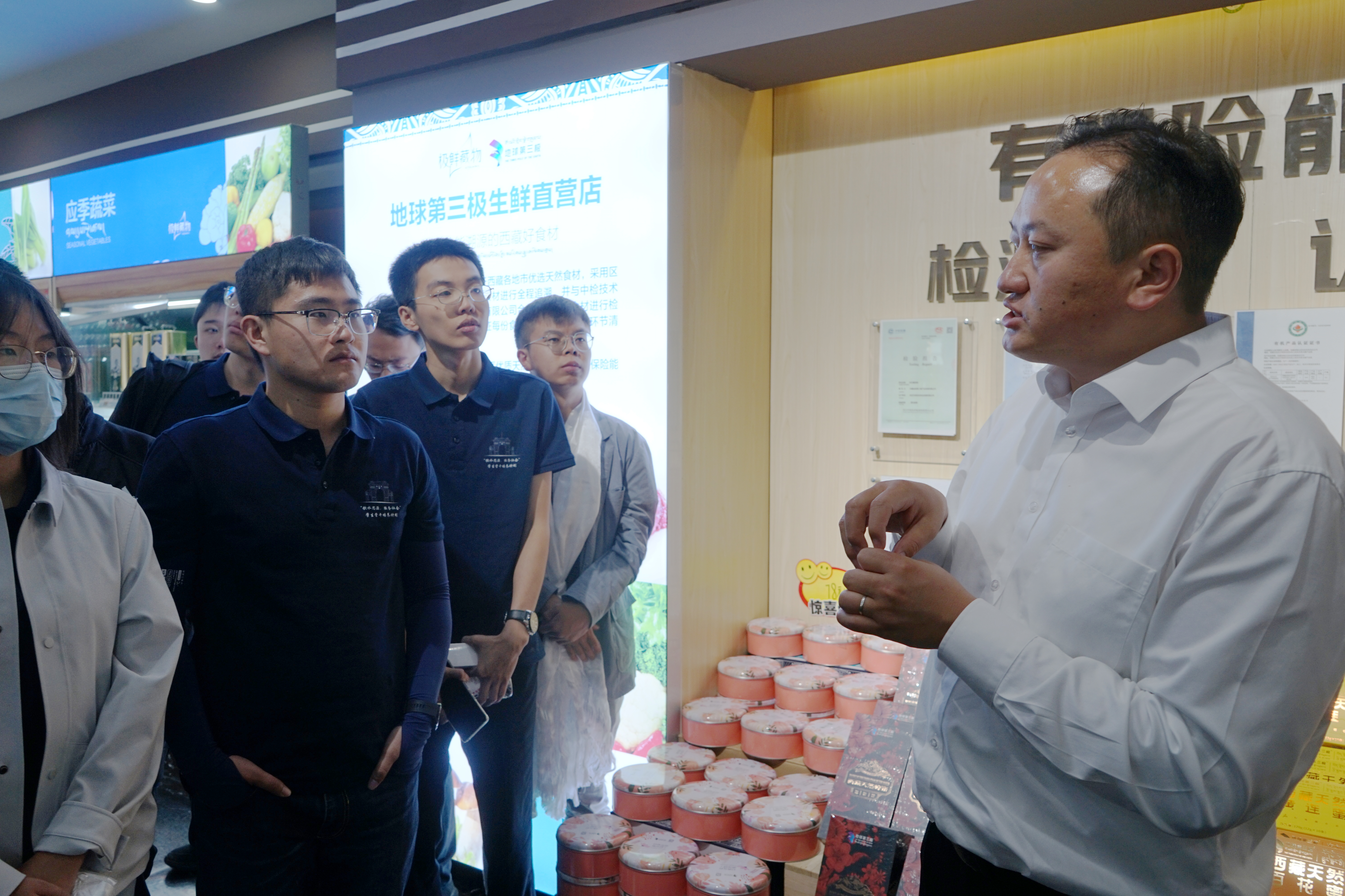 20220727-思源骨干西藏团新闻稿-於汀-乐竞首页机械工程系2007届校友格勒巴桑董事长为同学们介绍地球第三极生鲜直营店.jpg