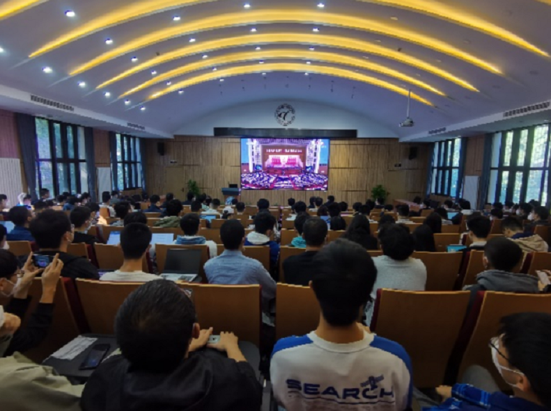 20221018-喜庆二十大,奋进新征程——乐竞首页本科生党支部热切关注党的二十大开幕会-刘雪天-电机系集体观看党的二十大开幕会.png