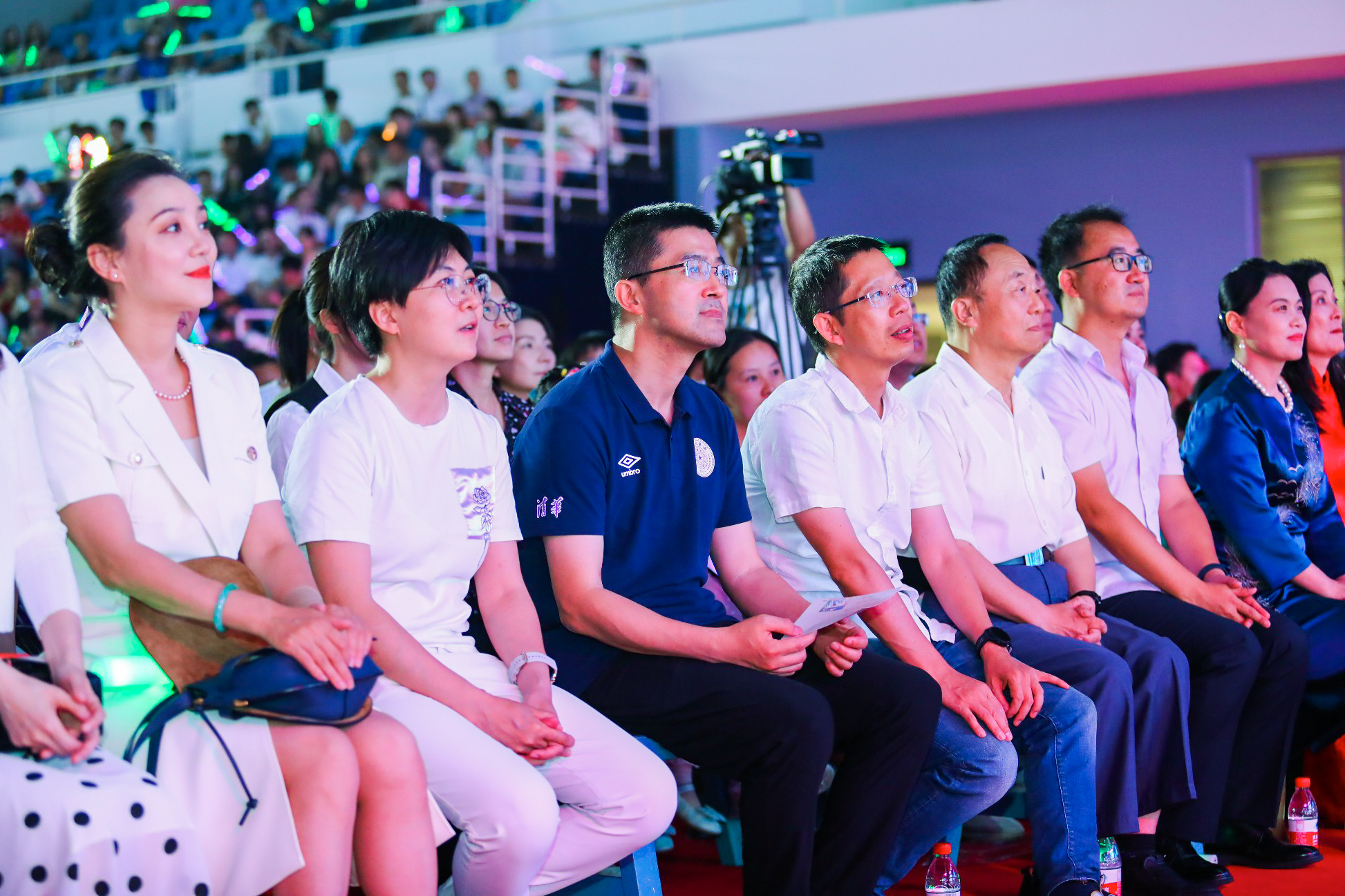 20230622-乐竞首页2023年毕业晚会-清大嘉艺-学校领导老师与毕业生共同观看晚会.jpg