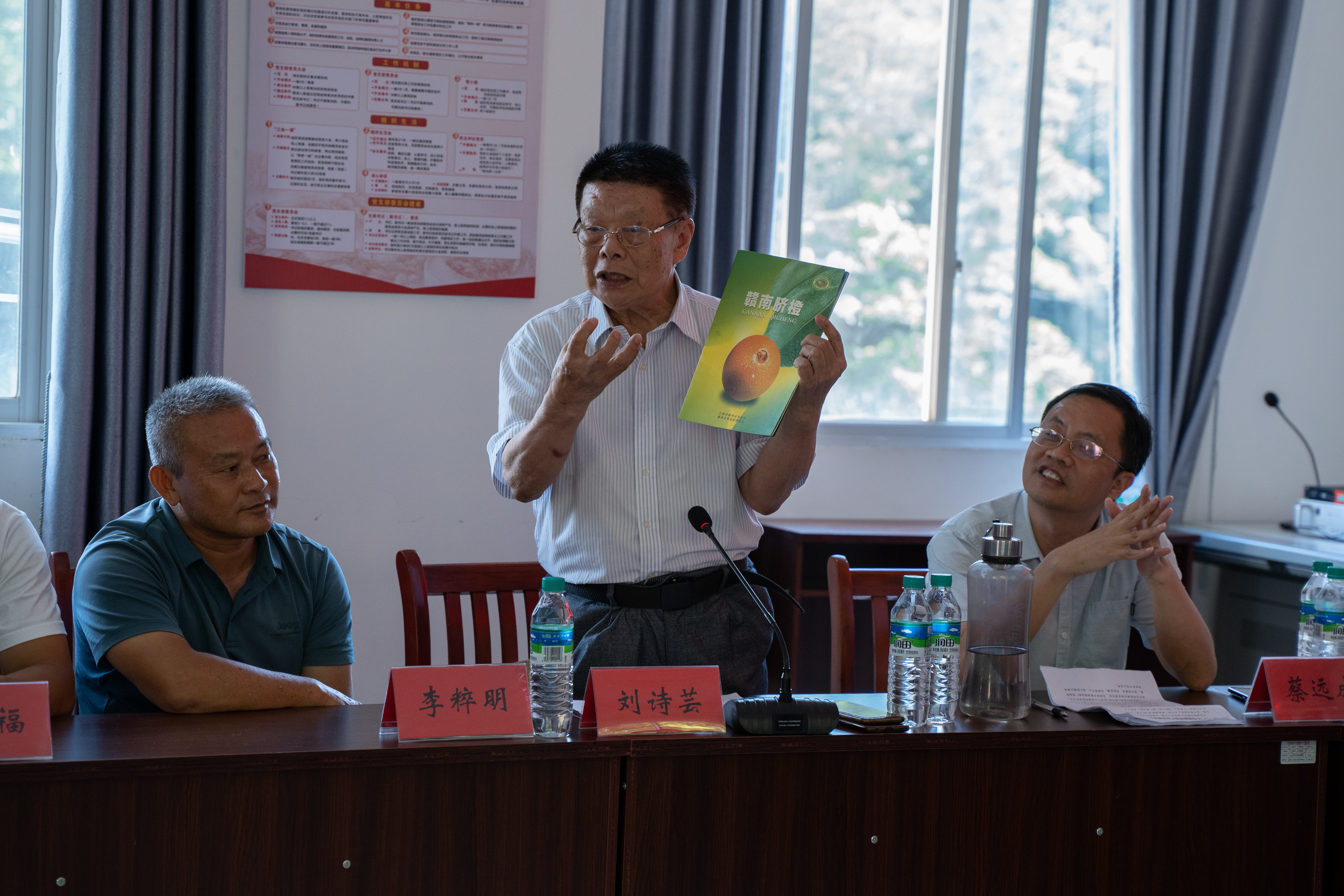 20220808-0814-乐竞首页“林枫计划”师生赴江西赣县区调研实践-桂雨谦摄-支队师生与王母渡镇离休干部与基层一线干部座谈.jpg