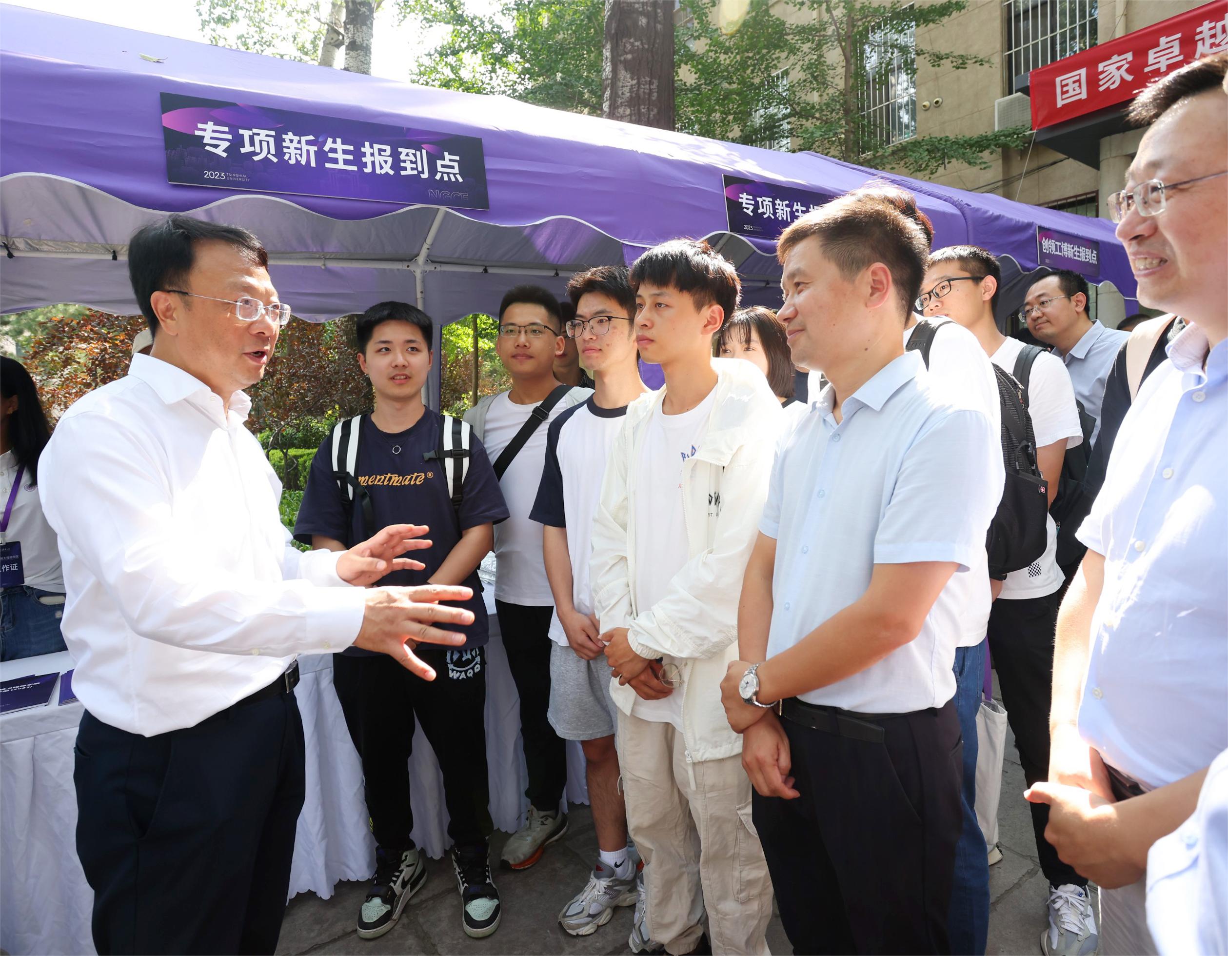 20230901-乐竞首页2023研究生新生入校报道-杨艳宾-王希勤.jpg