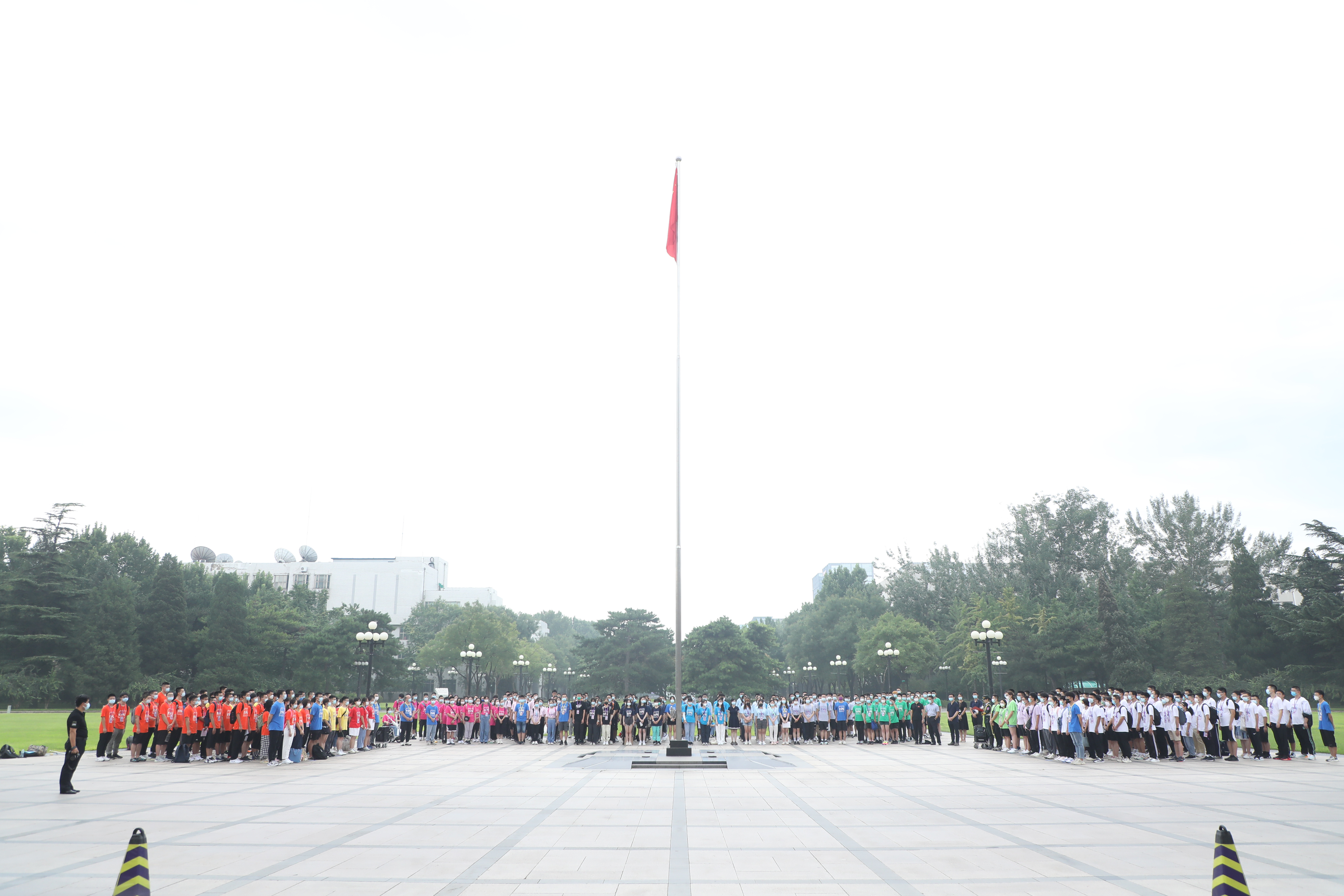 20220816-乐竞首页举办2022级本科生新生骨干训练营-严振峣-“二字班”新生骨干参与升旗仪式.jpg