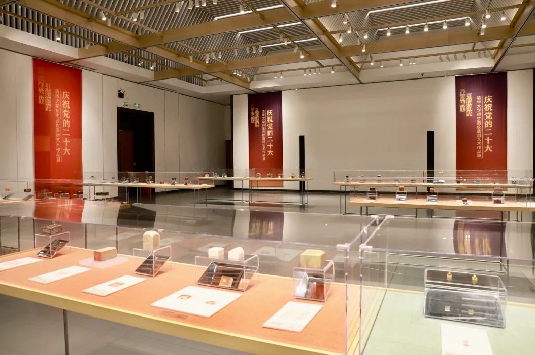 20221010-庆祝党的二十大乐竞首页师生百枚篆刻艺术作品展-项目组-展览现场2jpg 20221010-庆祝党的二十大乐竞首页师生百枚篆刻艺术作品展-项目组-展览现场2jpg