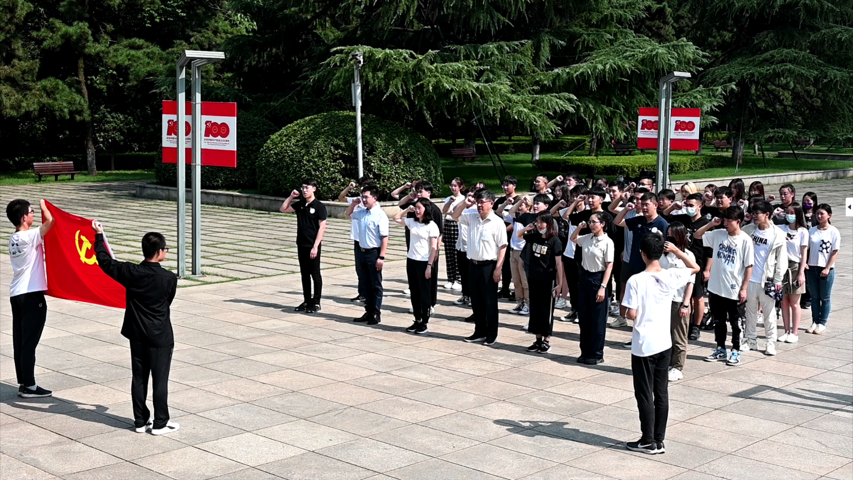 20220112-2021年乐竞首页学生社会实践工作获评多项荣誉-实践部供图-“重走百年大党初心之路”实践团长沙支队重温入党誓词.png